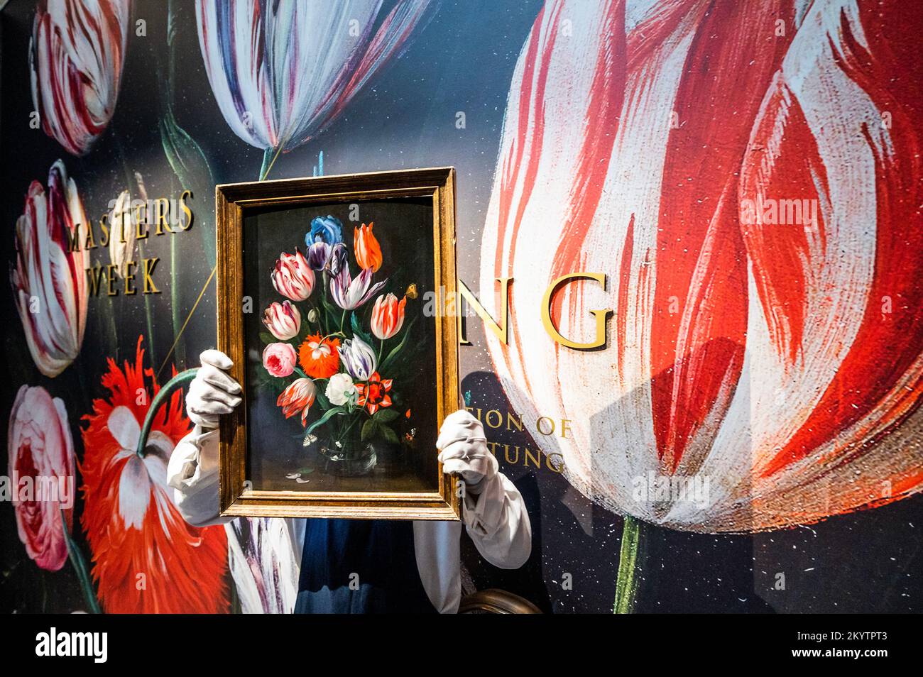 Londra, Regno Unito. 2nd Dec, 2022. Jan van Kessel, vita morta di tulipani, rose, anemoni papavero e un iride in un vaso di vetro, stima: 120.000 - 180.000 GBP - Anteprima della vendita serale Old Masters a Sotheby's. Credit: Guy Bell/Alamy Live News Foto Stock