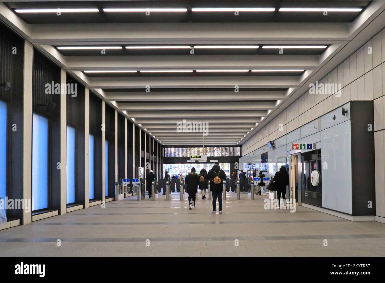 Ingresso al piano terra alla stazione della Bond Street Elizabeth Line a Hanover Square, Londra, Regno Unito. Foto Stock