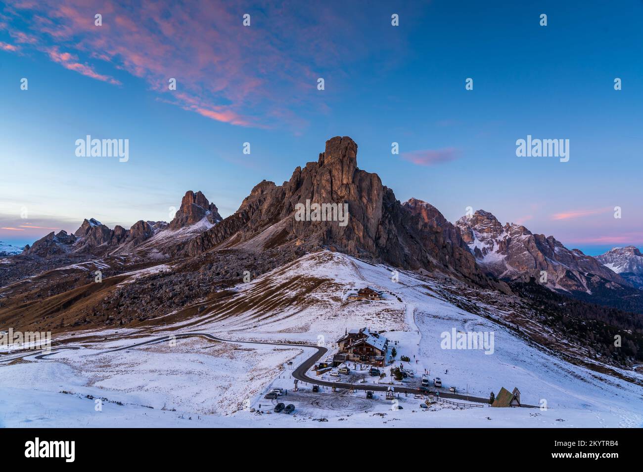 Vista della catena montuosa del Nuvolau dal Passo Giau al tramonto (Dolomiti, Italia) Foto Stock