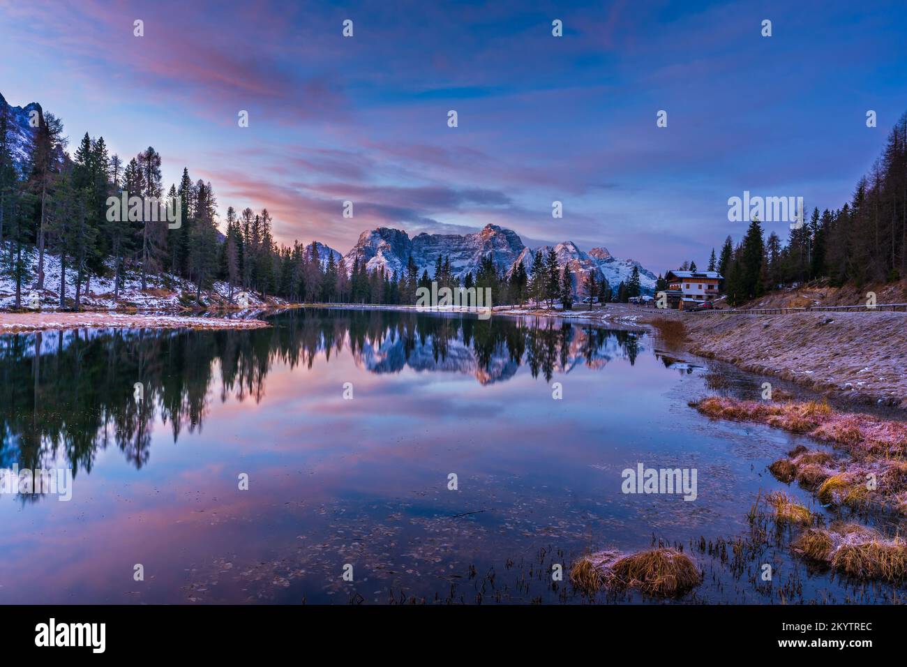 Lago d'Antorno e massiccio del Sorapiss sullo sfondo (Dolomiti, Italia) Foto Stock