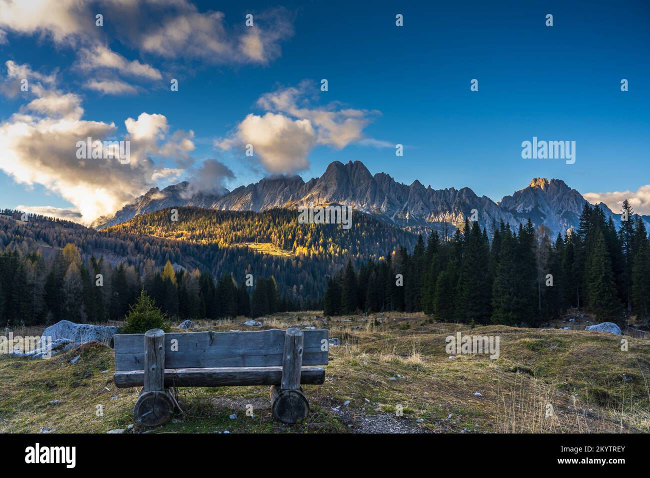 Vista panoramica sulle montagne che circondano la Malga Casera Razzo (Vigo di Cadore, Italia) Foto Stock