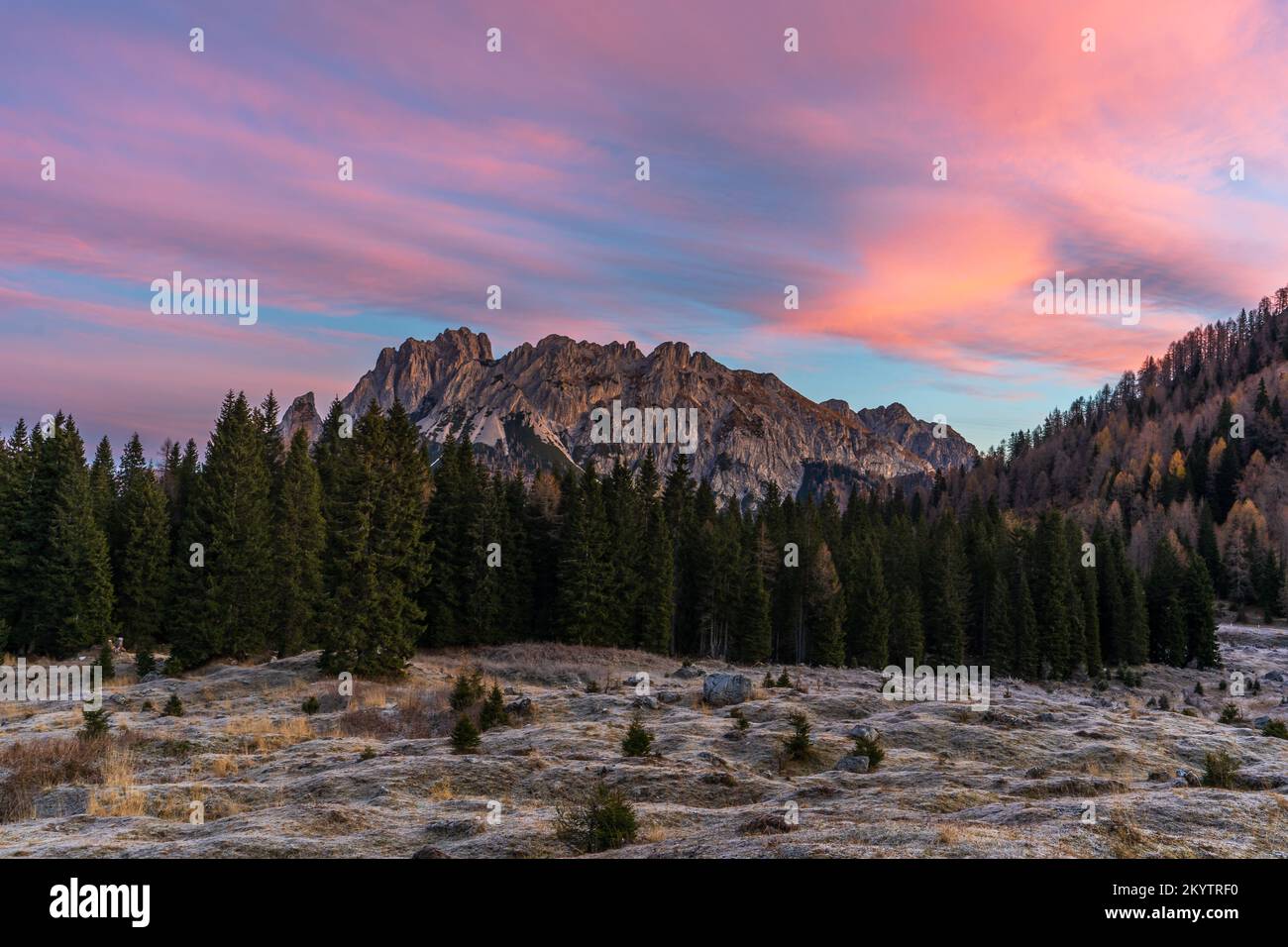 Vista panoramica sulle montagne che circondano la Malga Casera Razzo (Vigo di Cadore, Italia) Foto Stock