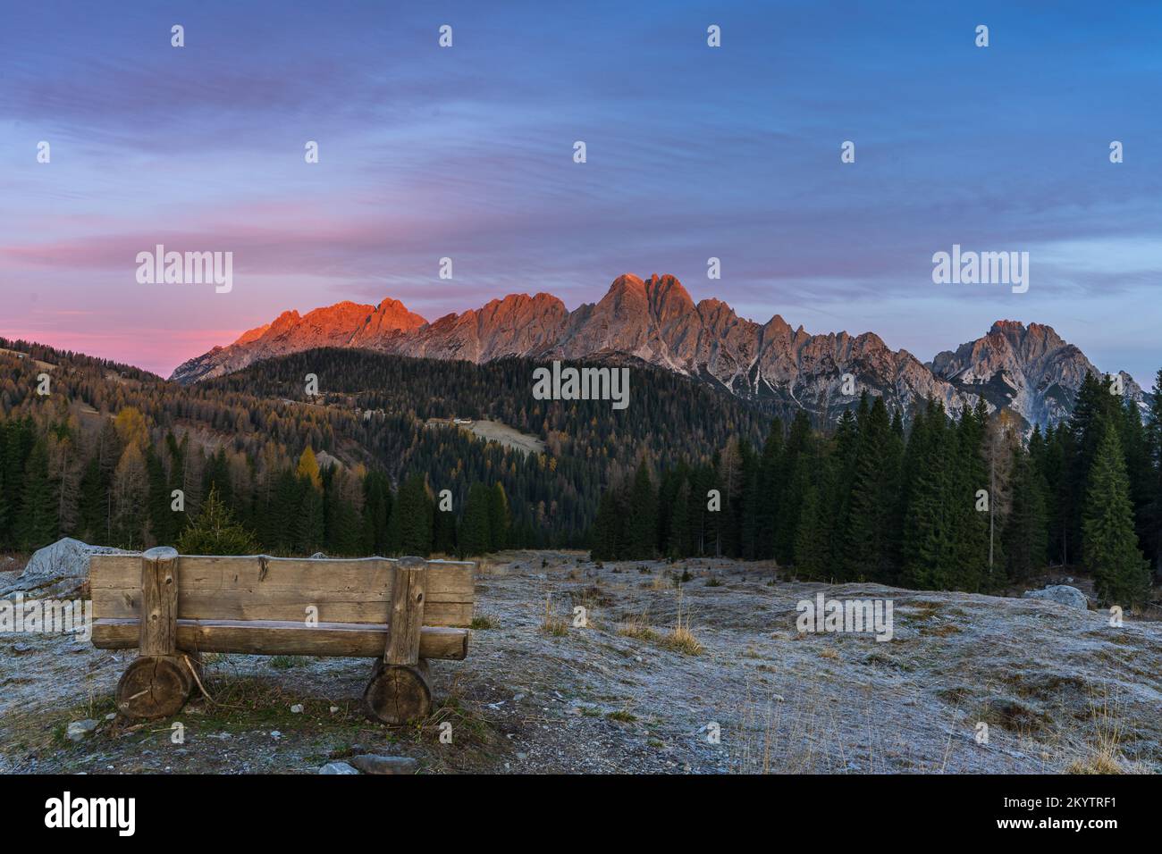 Vista panoramica sulle montagne che circondano la Malga Casera Razzo (Vigo di Cadore, Italia) Foto Stock