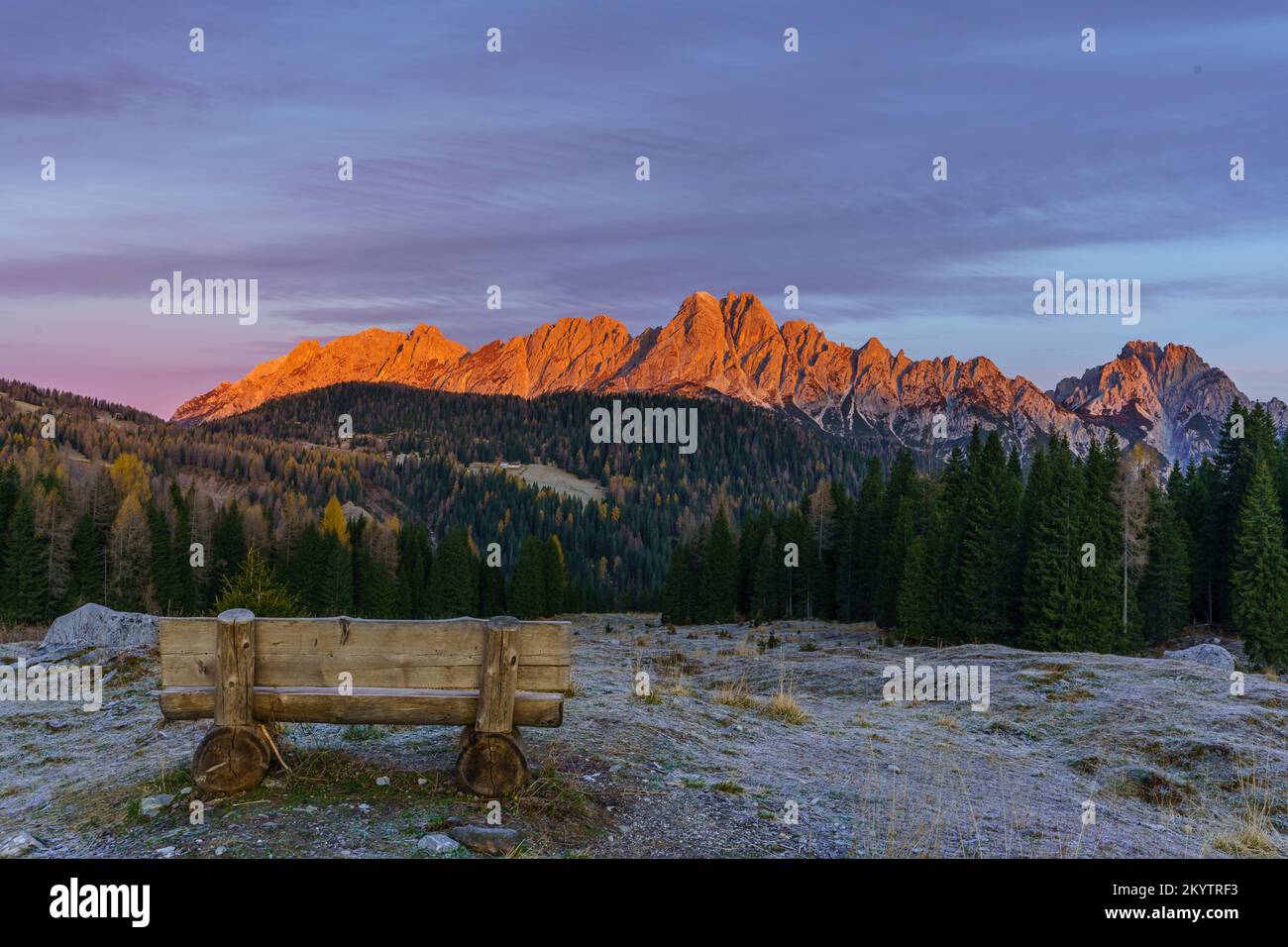 Vista panoramica sulle montagne che circondano la Malga Casera Razzo (Vigo di Cadore, Italia) Foto Stock