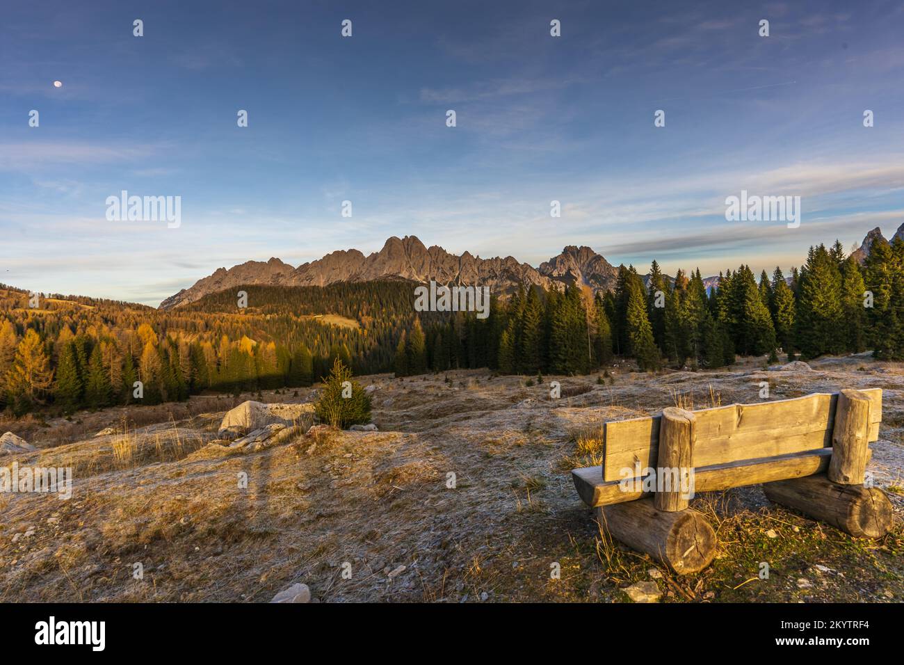Vista panoramica sulle montagne che circondano la Malga Casera Razzo (Vigo di Cadore, Italia) Foto Stock