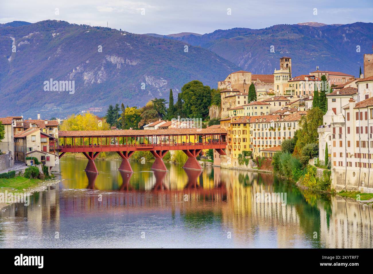 Vista sul centro storico di Bassano del Grappa con il suo famoso ponte (Italia) Foto Stock
