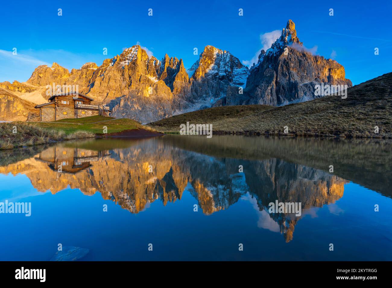 Baita Segantini e pale di San Martino (Dolomiti, Italia) Foto Stock