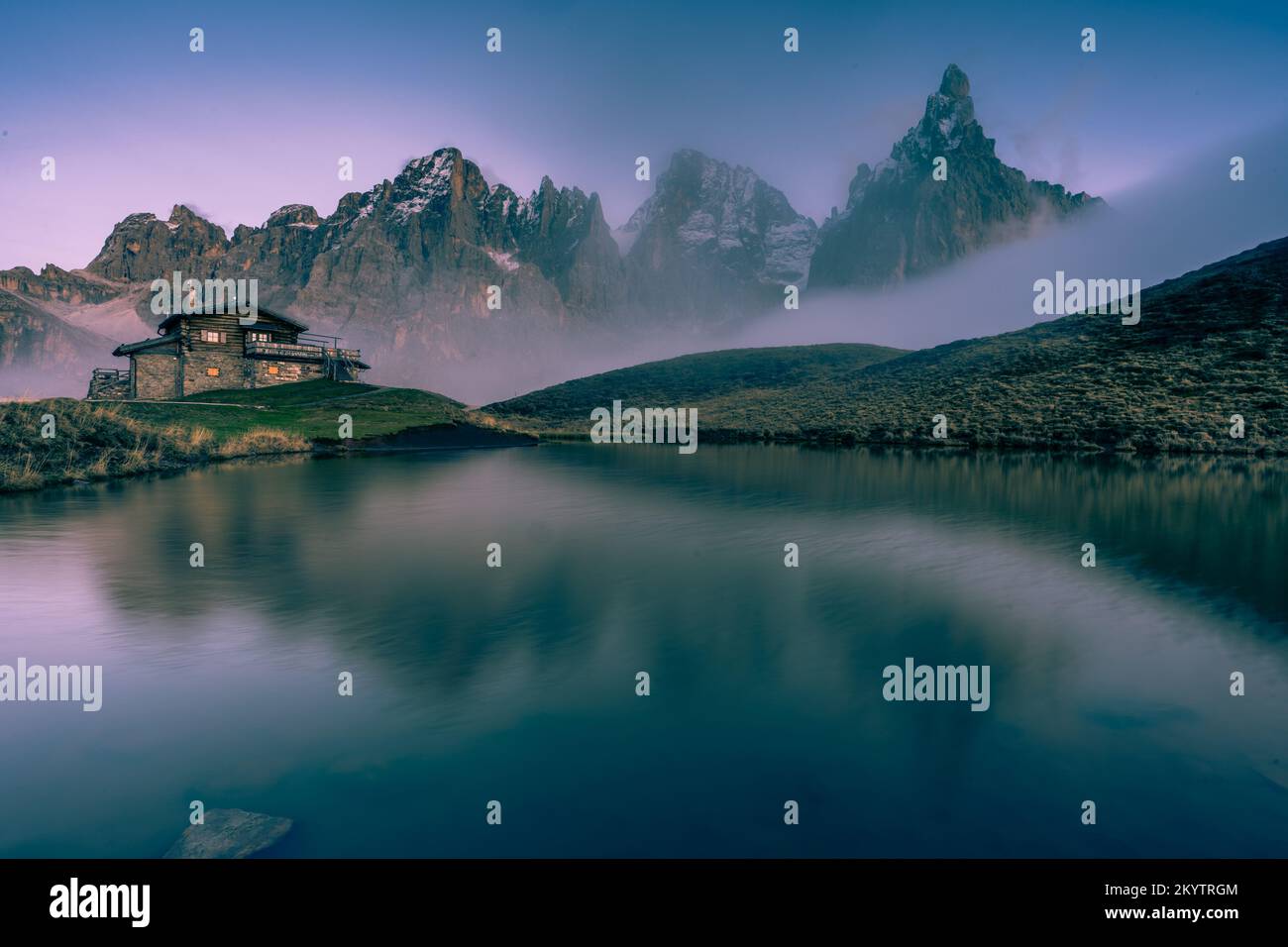 Baita Segantini e pale di San Martino (Dolomiti, Italia) Foto Stock