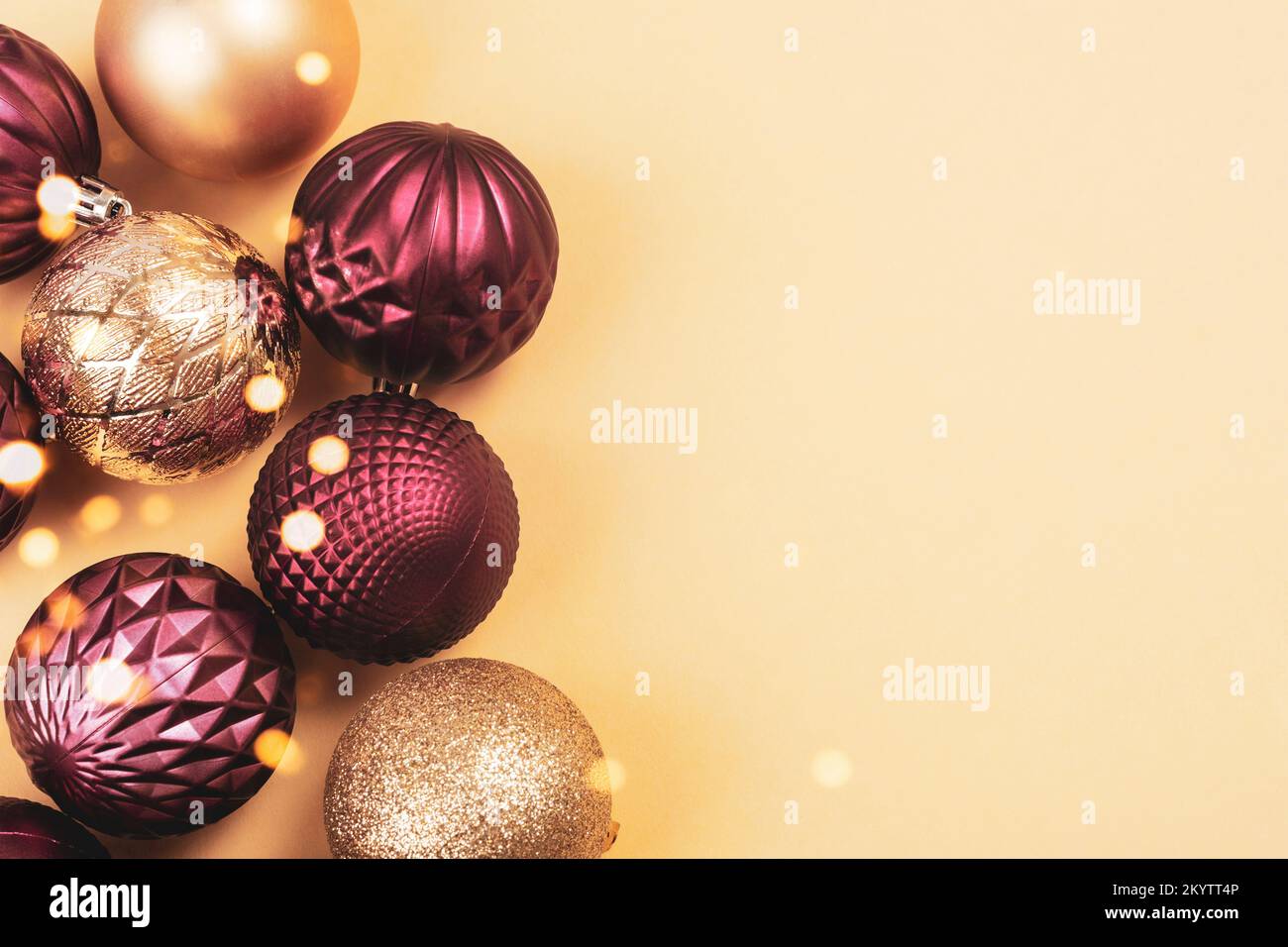 Natale oro e viola brillante palline baule su sfondo neutro con spazio copia. Vista dall'alto, disposizione piatta Foto Stock