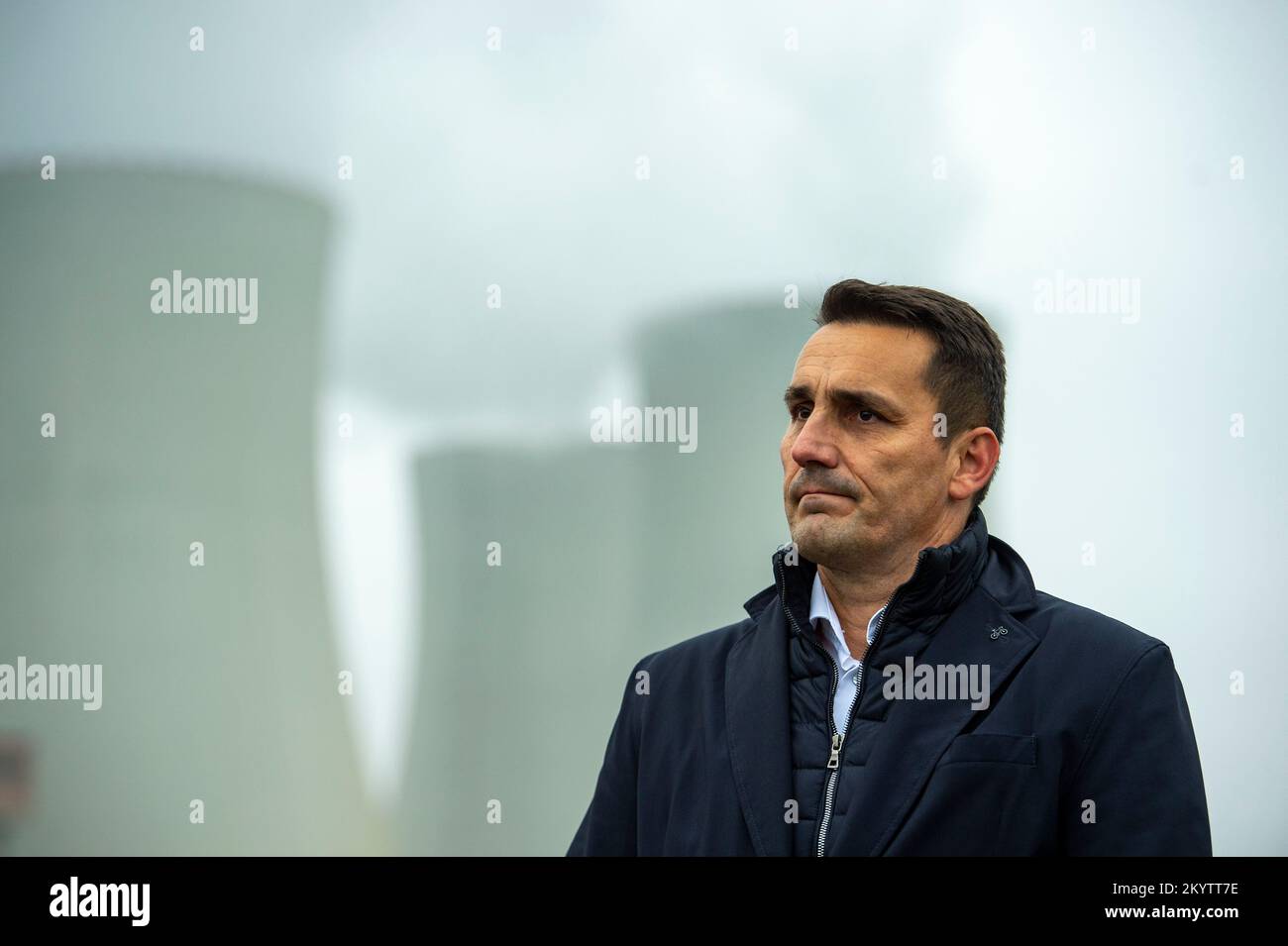 Temelin, Repubblica Ceca. 02nd Dec, 2022. Il gruppo semi-statale ceco CEZ ha completato la prima fase delle indagini geologiche sul sito della centrale nucleare di Temelin, che ha destinato ad un piccolo reattore modulare, i rappresentanti della CEZ e della società Inset hanno comunicato ai giornalisti il 2 dicembre 2022. Sulla foto membro del consiglio di amministrazione della CEZ e direttore della divisione energia nucleare Bohdan Zronek ispeziona il sito. Credit: Vaclav Pancer/CTK Photo/Alamy Live News Foto Stock