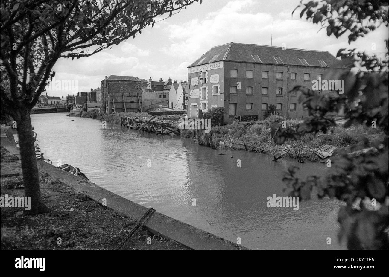 Archivio in bianco e nero dei primi anni 1980s Fotografia di vecchi magazzini sulla riva nord-ovest del fiume Nene a Wisbech, Cambridgeshire. Foto Stock