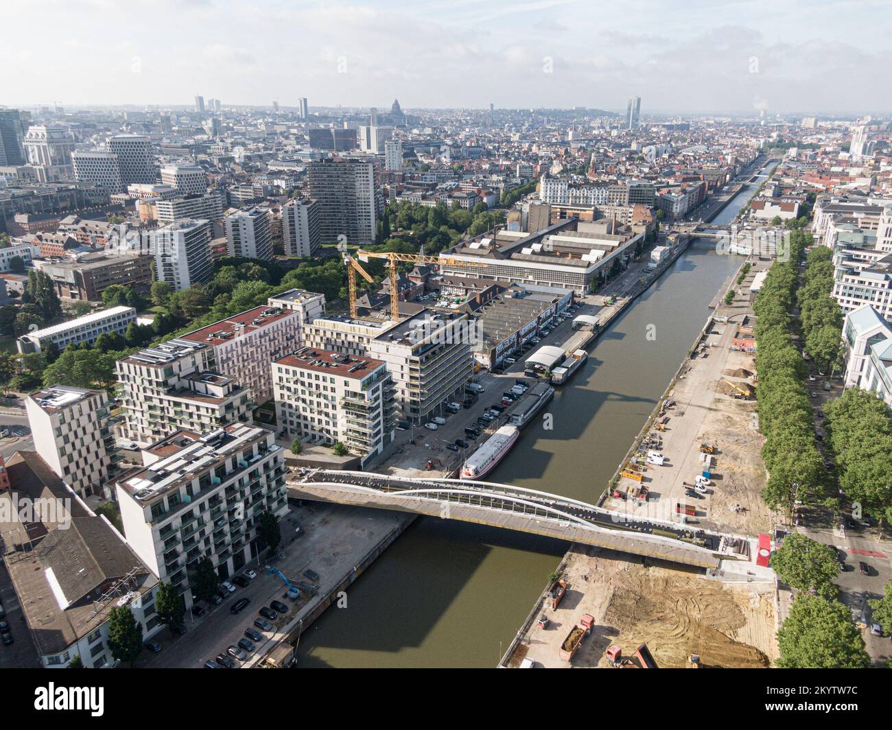 Bruxelles, Belgio - 12 maggio 2022: Paesaggio urbano della città di Bruxelles. Il canale del fiume Senne che attraversa Bruxelles e un ponte per ciclisti e pedine Foto Stock