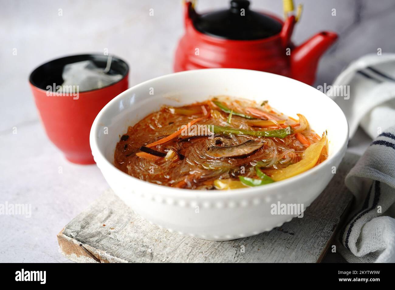 Zuppa di spaghetti di vetro con verdure, fuoco selettivo Foto Stock