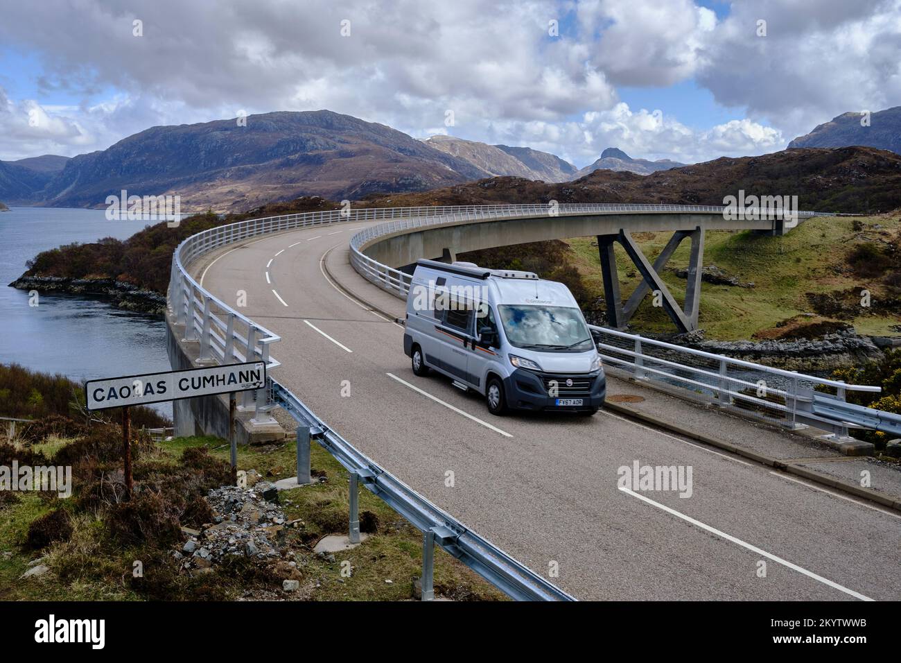 Campervan sulla A894 attraversando il ponte Kylesku a Caolas Cumhann Foto Stock