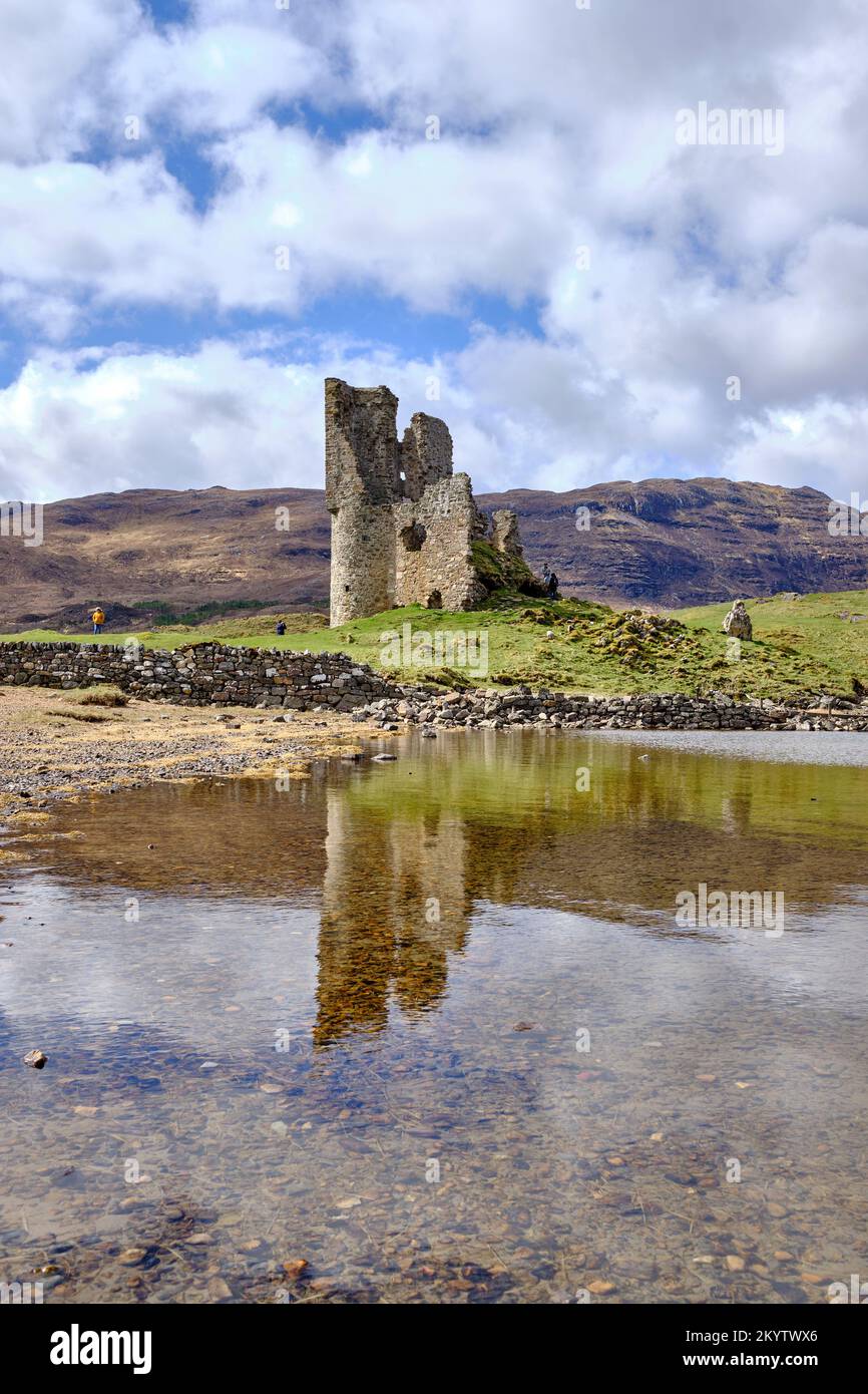 Riflessione delle rovine del castello di Ardvark sulle rive di Loch Assynt, Scozia, Regno Unito Foto Stock