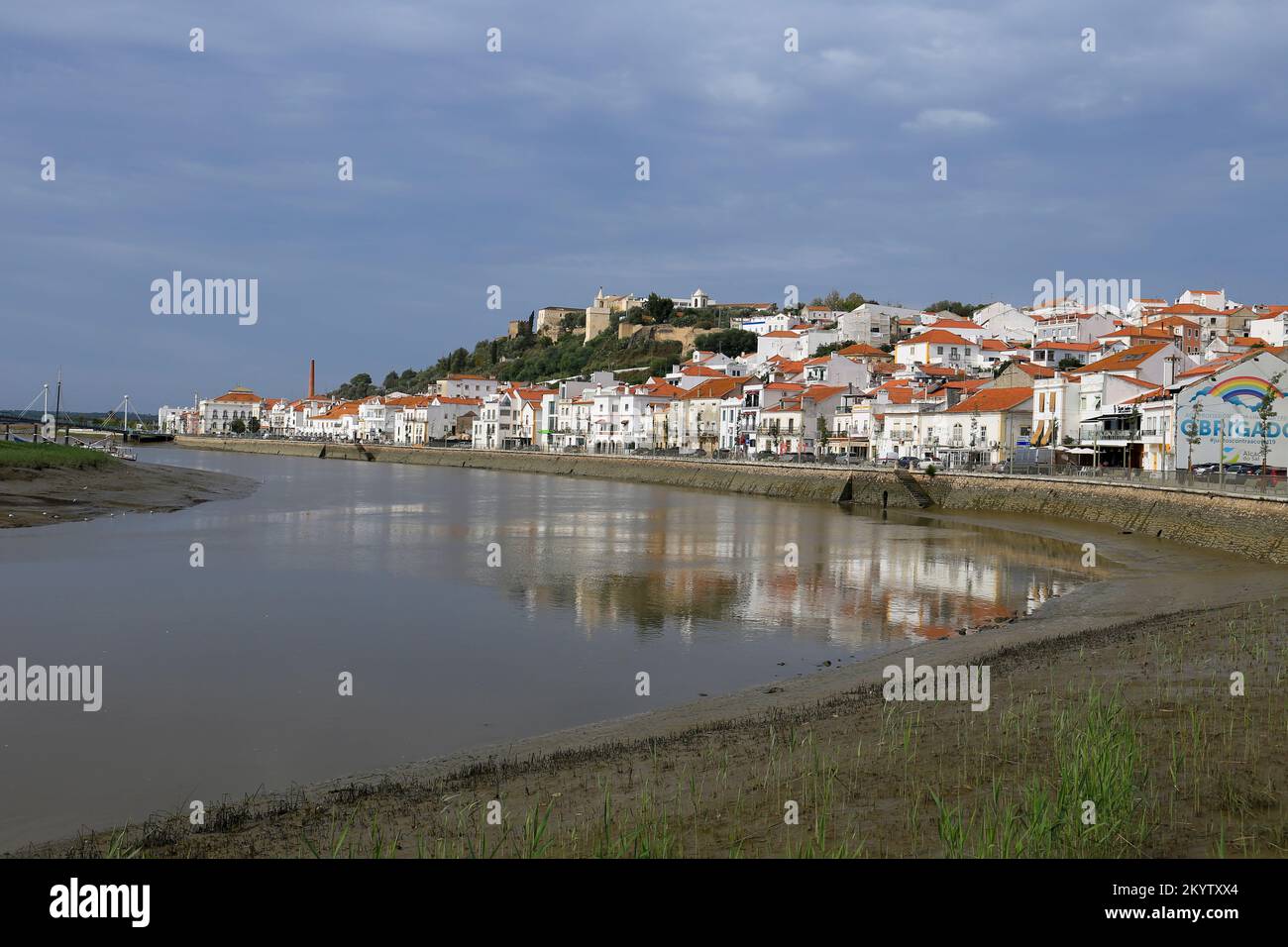 Alcacer do SAL, Setubal, Portogallo - 28 ottobre 2022: Splendida vista sulla città di Alcacer do SAL e sul fiume Sado Foto Stock