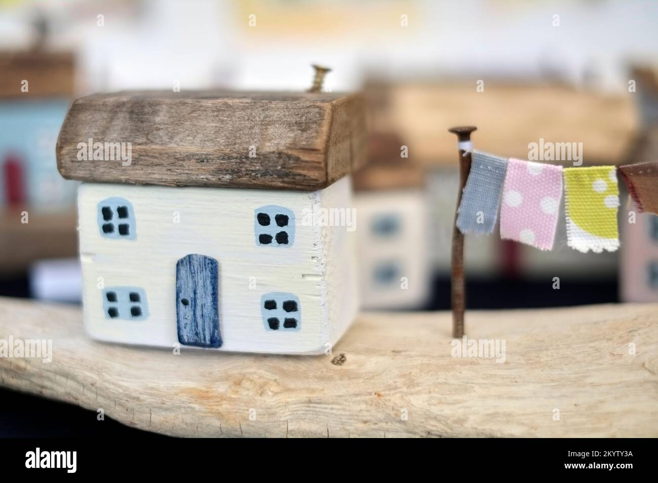 Fronte di modello casa in legno con linea di lavaggio su travi di legno Foto Stock