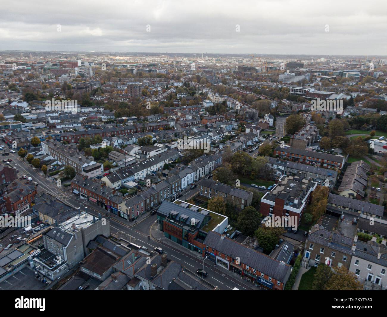 Strada e casa nei sobborghi di Dublino, Irlanda, vista aerea Foto Stock