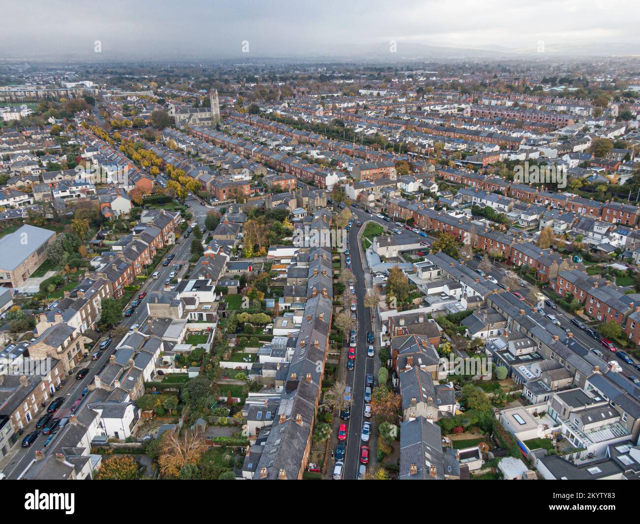 Strada e casa nei sobborghi di Dublino, Irlanda, vista aerea Foto Stock