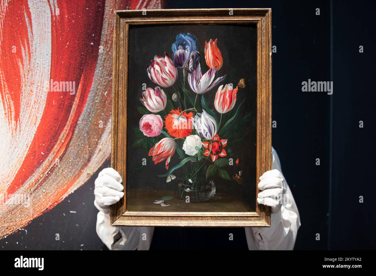 RITRASMETTERE L'ARTISTA CORRETTORE still life di tulipani, rose, anemoni papavero e un iride in un vaso di vetro di Jan van Kessel, al Sotheby's di Londra, che si stima venderà per £120.000 - £180.000 nel loro prossimo Old Master Evening sale. Tra i lavori in mostra vi sono Venere e Adonis di Tiziano, che secondo le stime recupereranno da £8 milioni a £12 milioni. Data immagine: Venerdì 2 dicembre 2022. Foto Stock