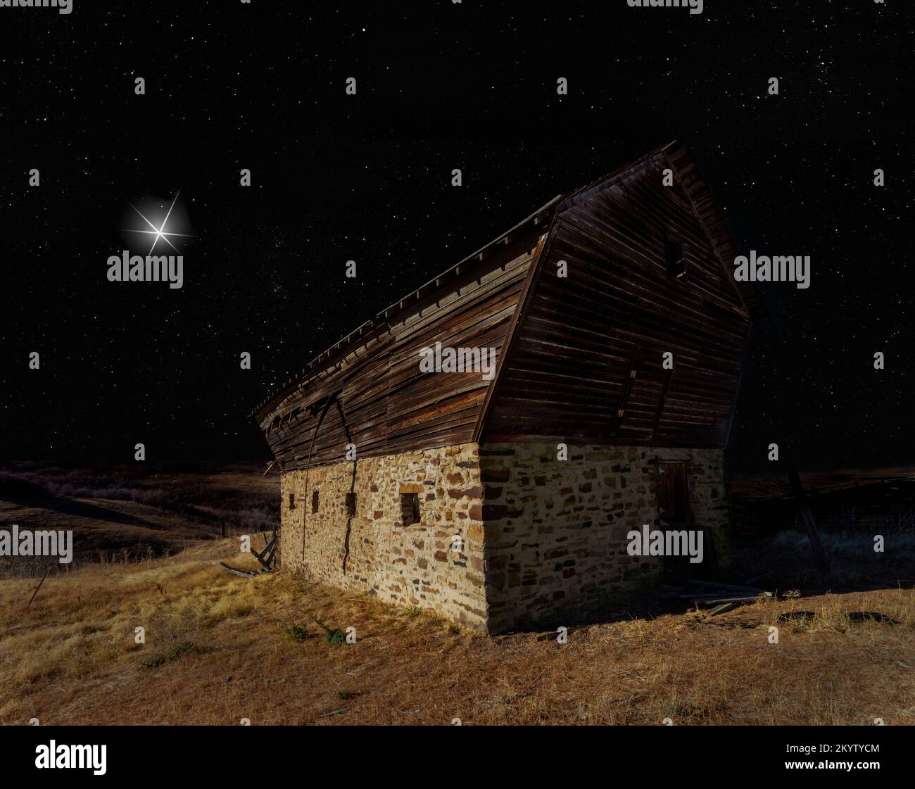 Stella luminosa all'orizzonte che si avvicina ad un vecchio fienile in primo piano Foto Stock