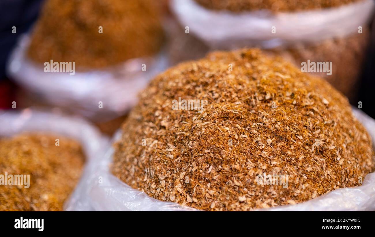 Foglie di tabacco in attesa di essere vendute per sigarette arrotolabili, tabacco venduto in sacchi, con spazio, con spazio di testo Foto Stock