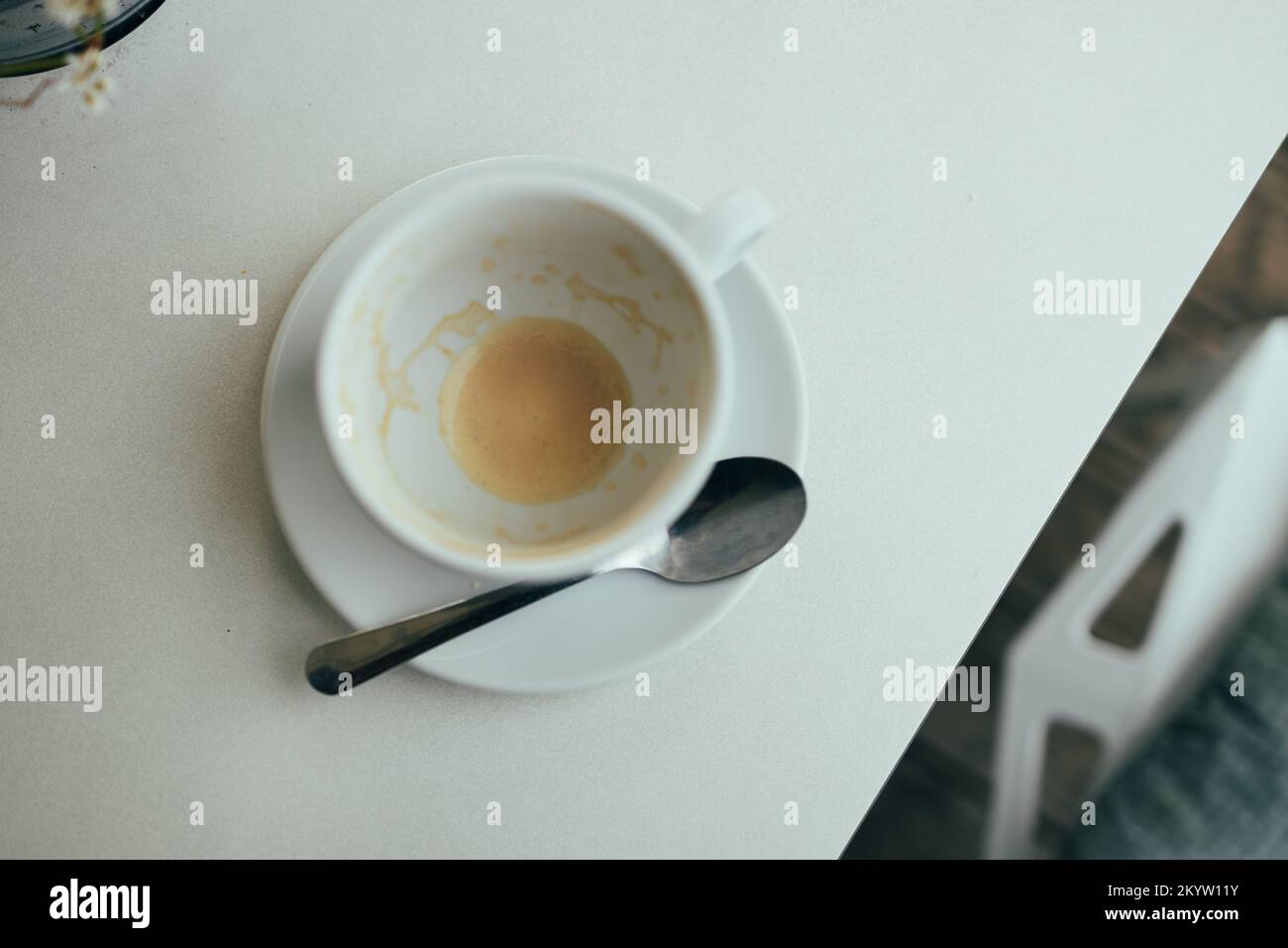 Tazza bianca vuota dopo il caffè espresso latte al bar, vista dall'alto Foto Stock