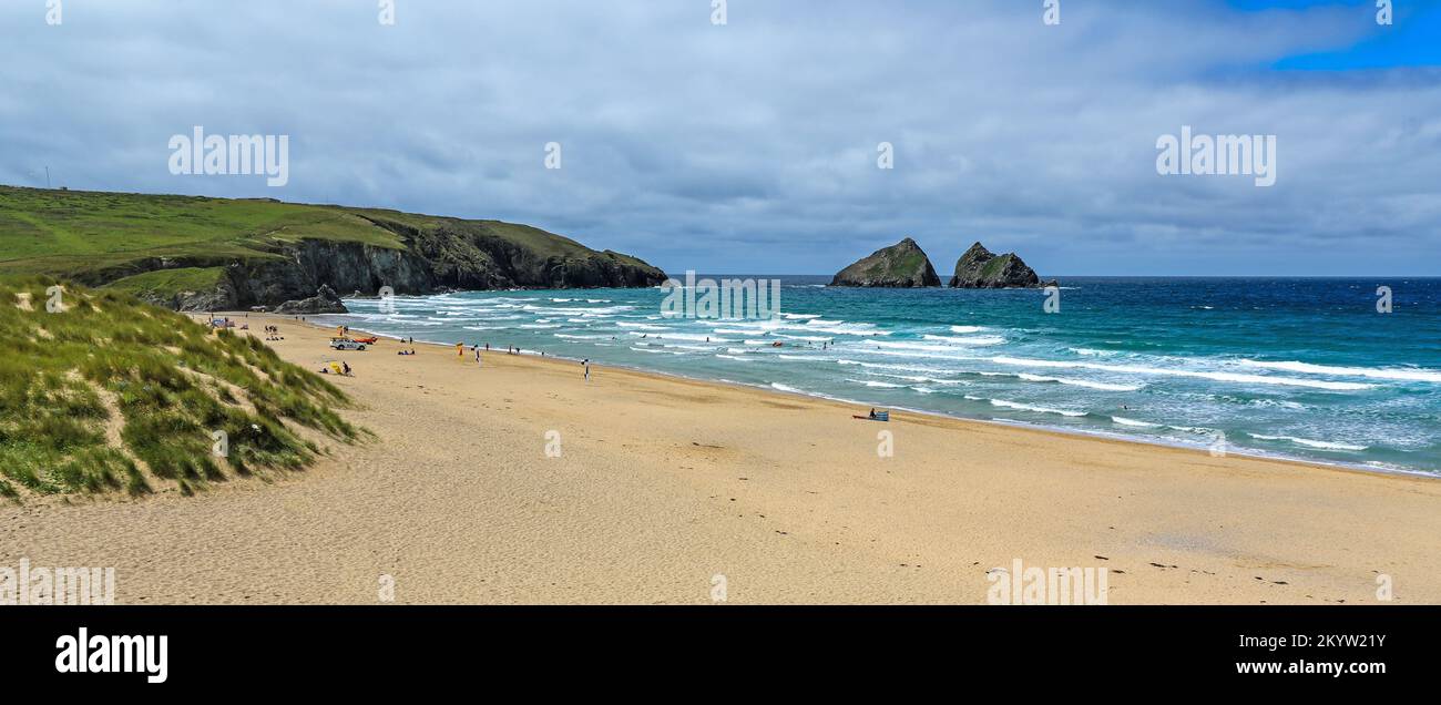 L'ampia distesa della spiaggia di Holywell Bay, Cornovaglia, West Country, Inghilterra, Regno Unito Foto Stock