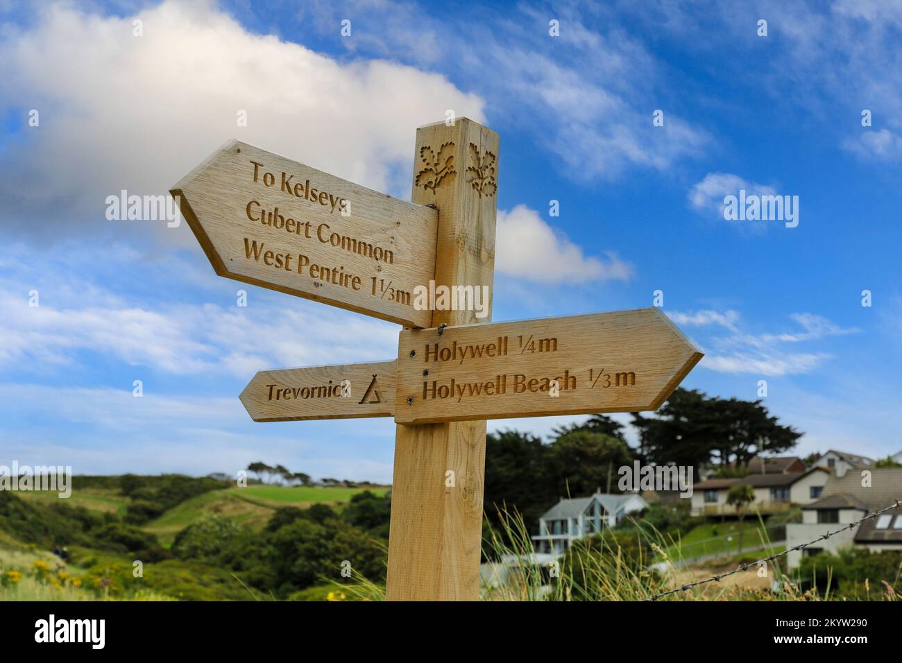 Un cartello in legno del National Trust che dice Holywell, Holywell Beach, The Kelsays, Cubert Common e West Pentire a Holywell Bay, Cornovaglia, Inghilterra, Regno Unito Foto Stock