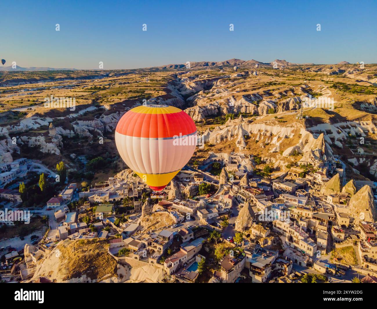 Coloratissime mongolfiere che volano nella valle dei camini delle fate a Nevsehir, Goreme, Cappadocia Turchia. Spettacolare vista panoramica del drone Foto Stock
