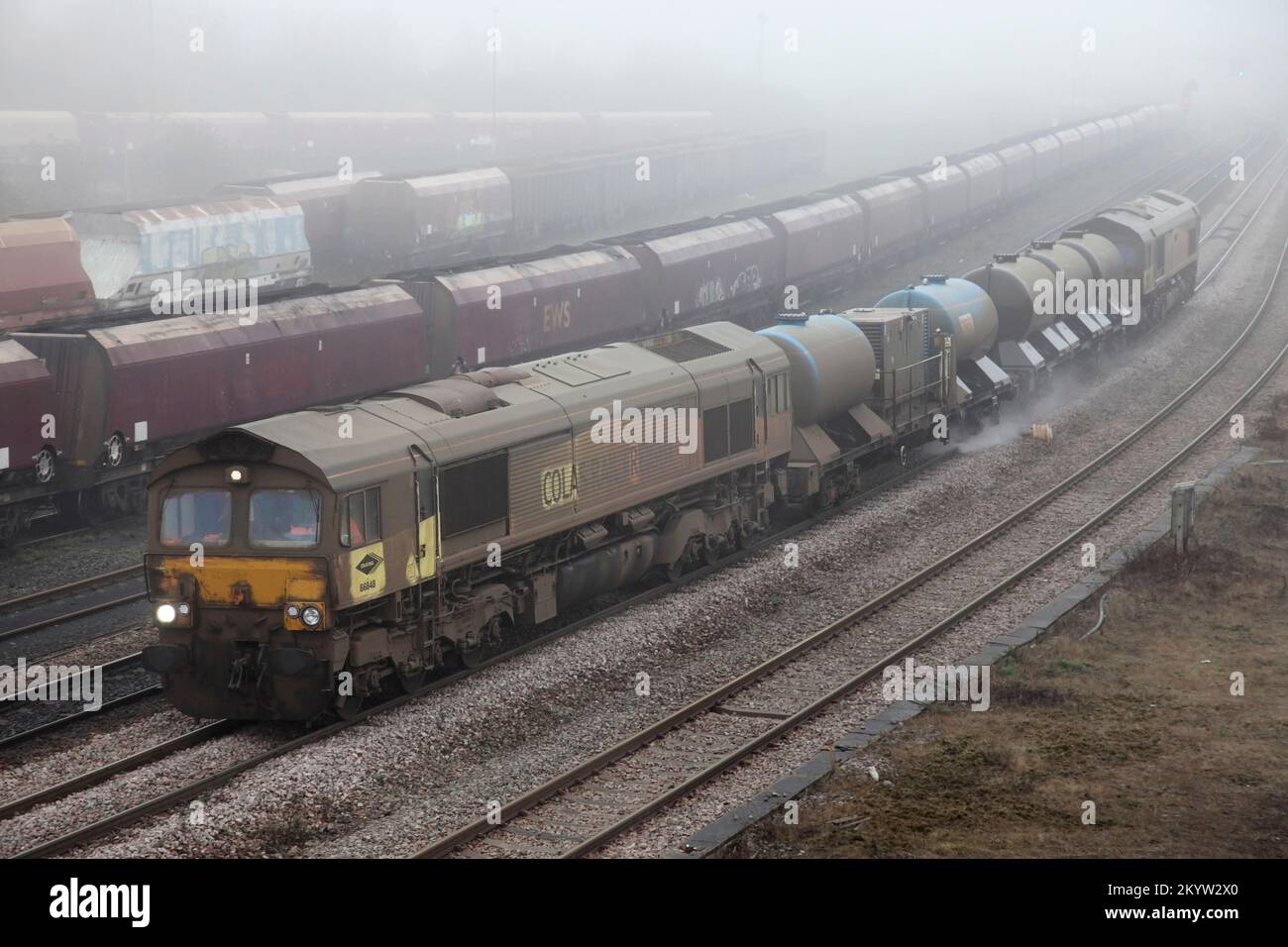 Colas Rail classe 66 Locos 66848 e 66847 con il 3S14 1138 Grimsby Town a Wakefield Kirkgate Rail Head Treatment Train servizio il 28/11/22. Foto Stock