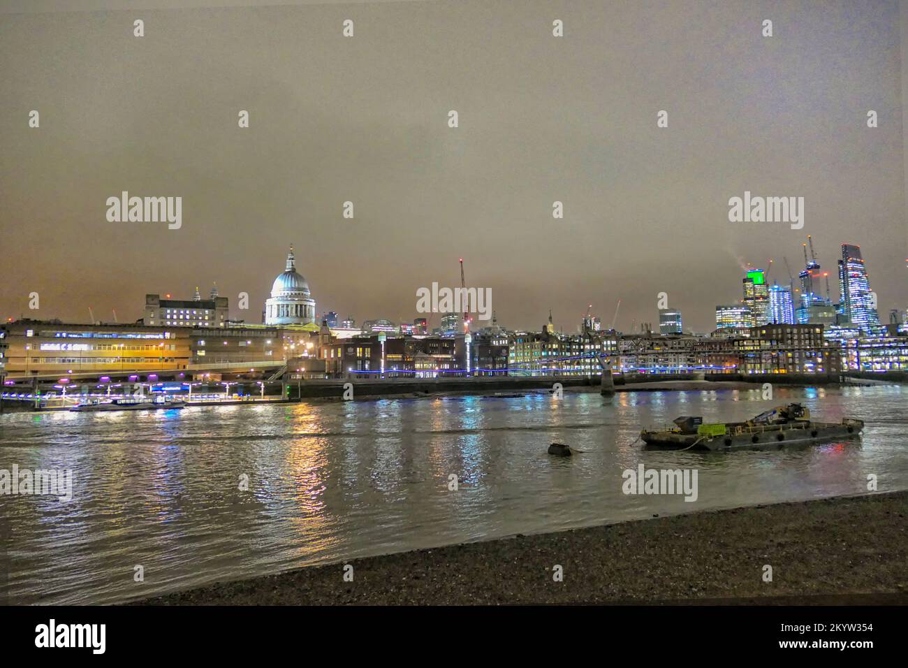 Skyline di Londra con il Tamigi e la Cattedrale di St Paul di notte Foto Stock