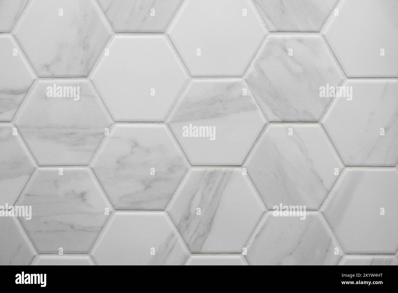 motivo a mattonelle esagonali bianche con texture in marmo Foto Stock