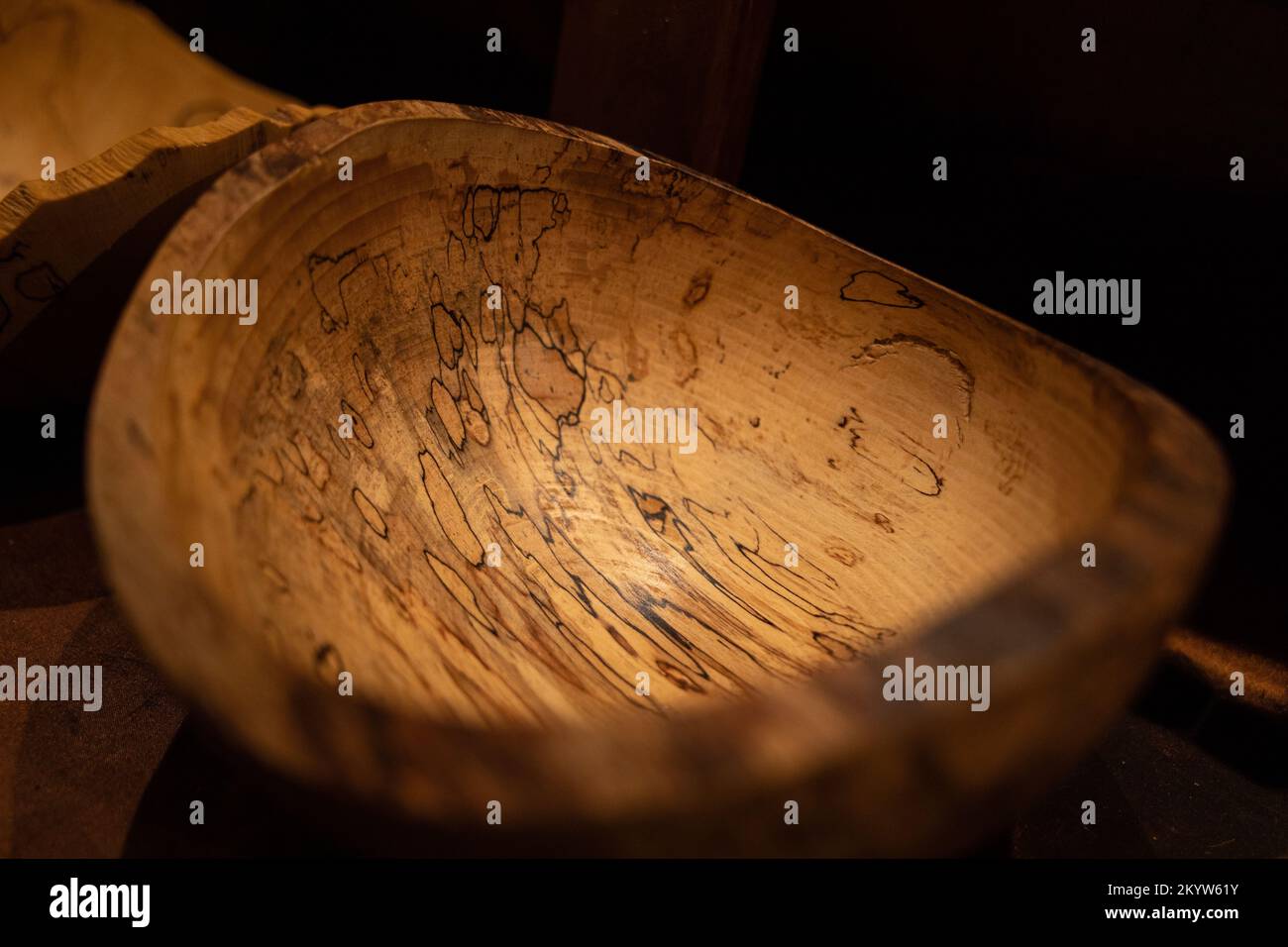 Piatto in legno realizzato a mano dall'autore con una struttura in legno insolita Foto Stock