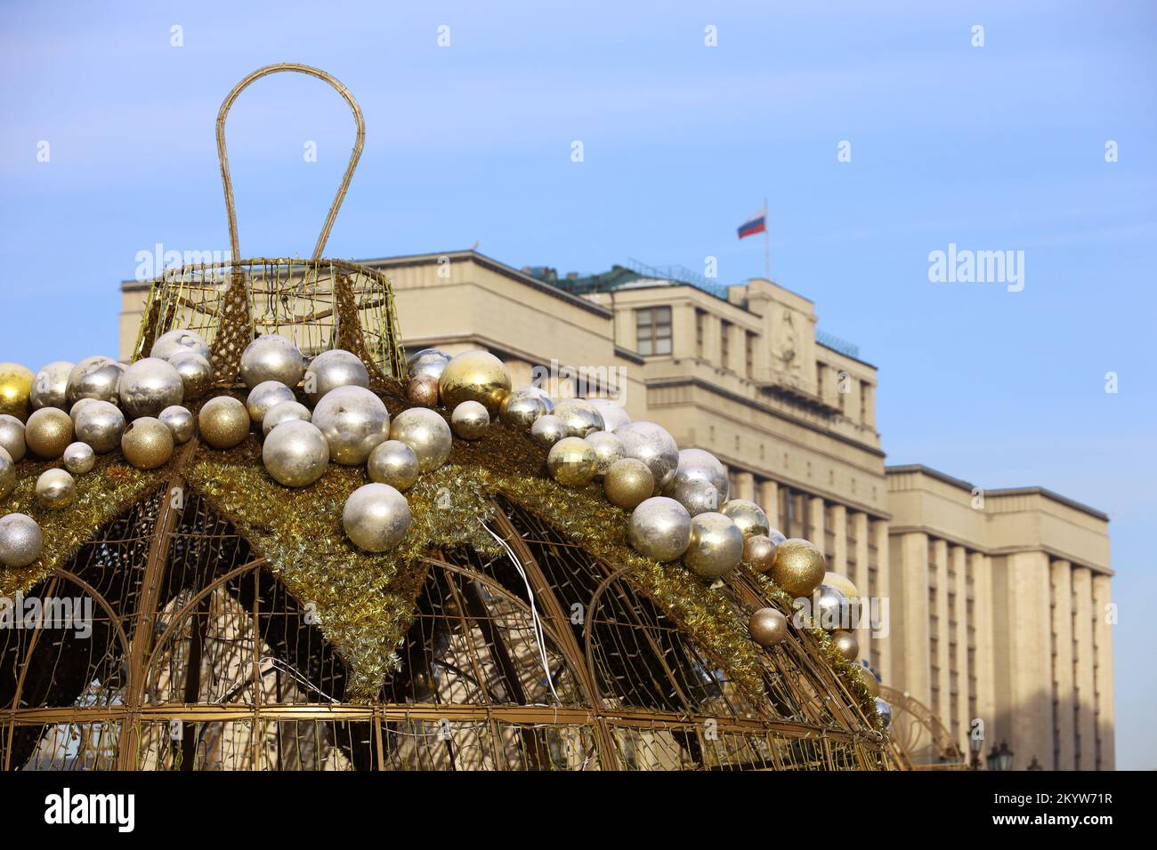 Decorazioni natalizie sullo sfondo della Duma di Stato (Parlamento russo) a Mosca. Capodanno e vacanze invernali in Russia Foto Stock