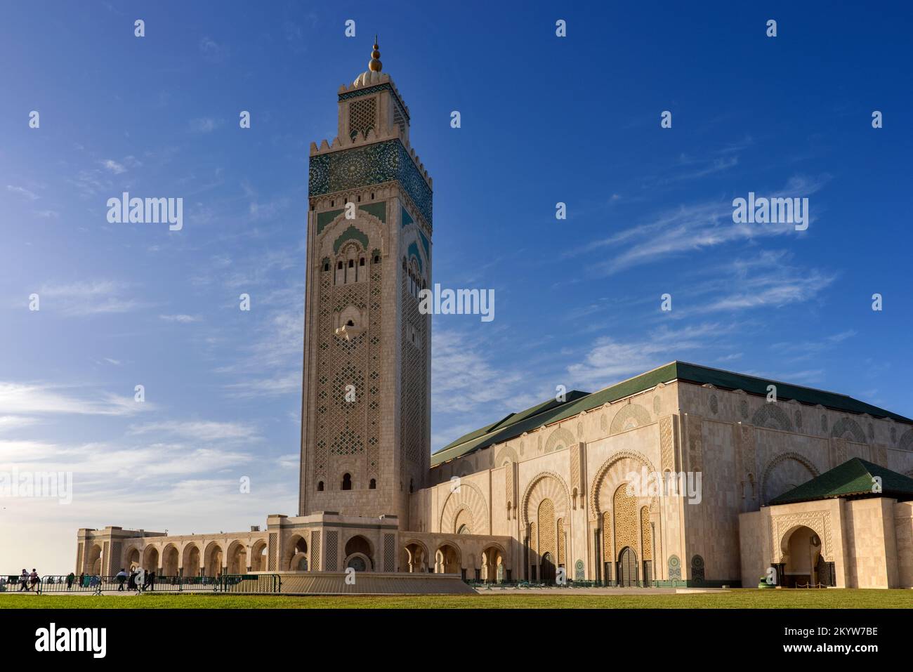 L'enorme moschea hassan II che domina la città di casablanca marocco Foto Stock