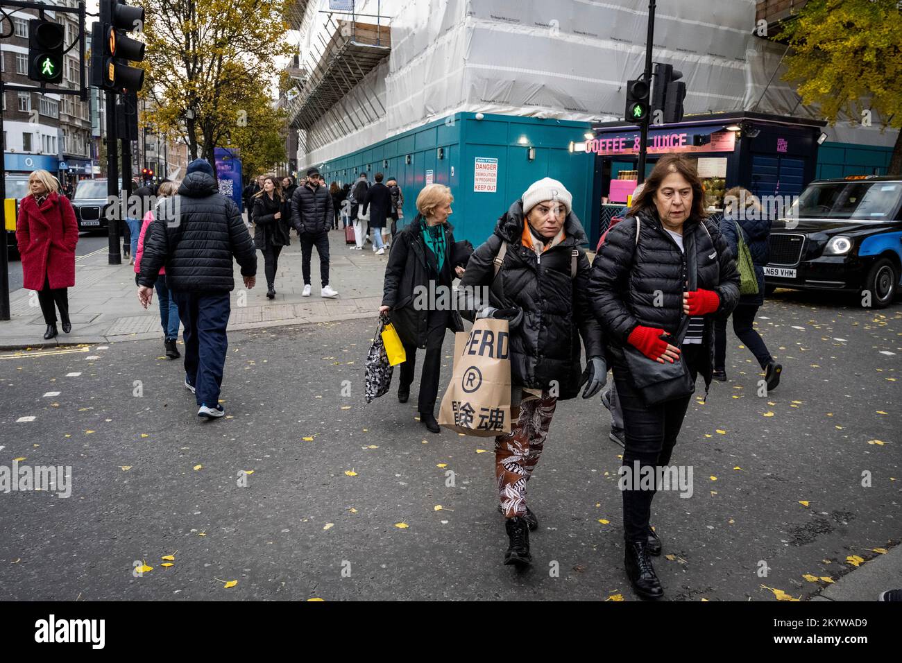 Londra, Regno Unito. 2 dicembre 2022. Gente fuori shopping a Oxford Street. L'Ufficio di Statistica Nazionale (ONS) ha riferito che nella settimana al 21 novembre, il numero totale di casi positivi di Covid-19 è aumentato del 6% per superare i 1 milioni, ed è la prima volta che i casi sono aumentati da metà ottobre. Credit: Stephen Chung / Alamy Live News Foto Stock