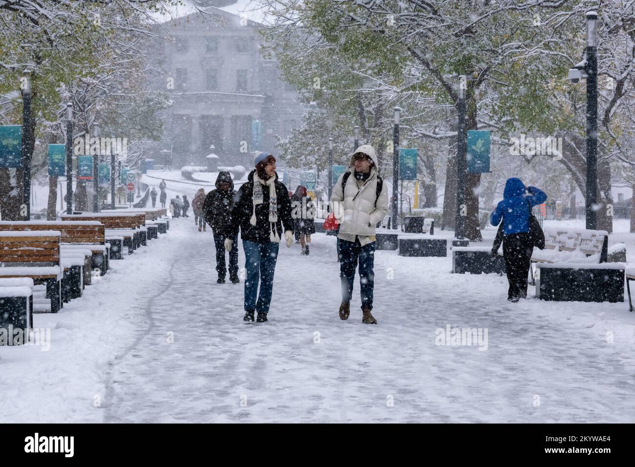 Montreal, CA - 16 novembre 2022: La prima nevicata della stagione colpisce la città. Studenti che camminano nel campus della McGill University. Foto Stock