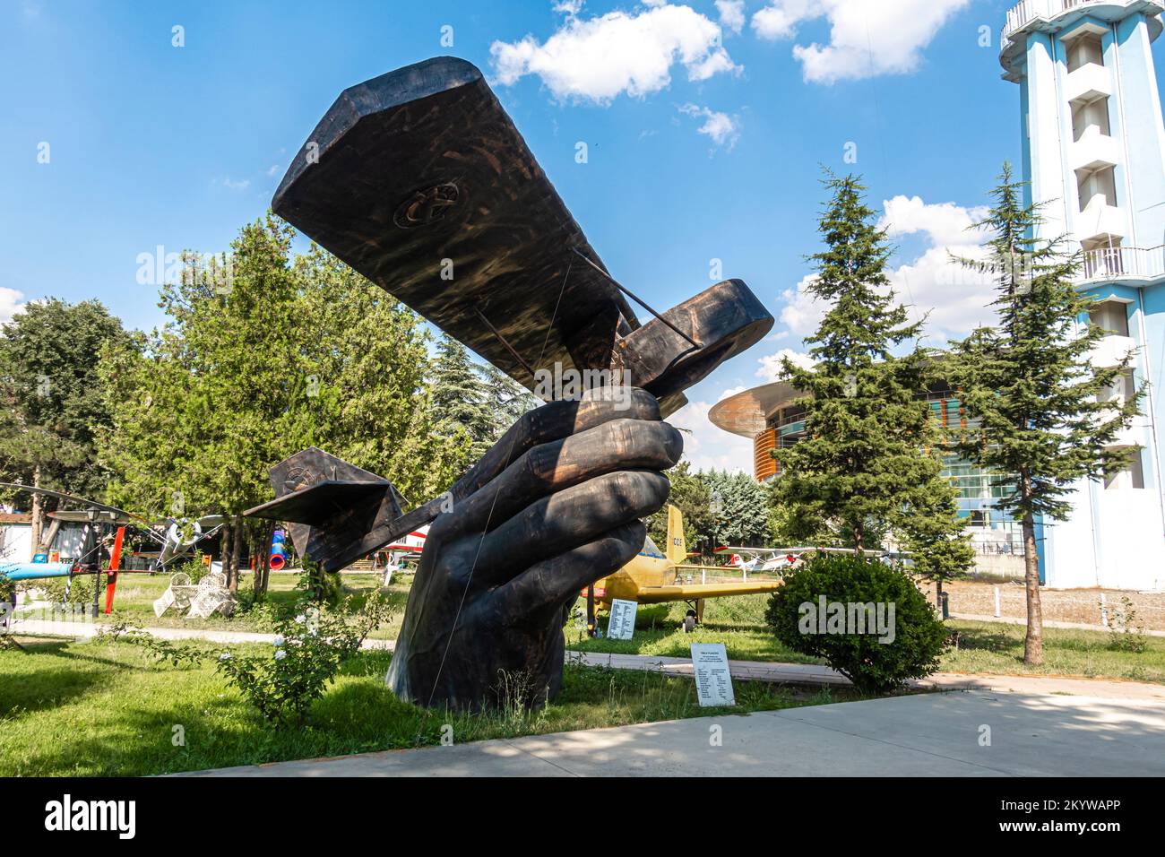 Scultura in aereo THK. Mano holding storico turco THK 4 aereo statue.Museum of Turkish Aeronautical Association, Ankara, Turchia Foto Stock