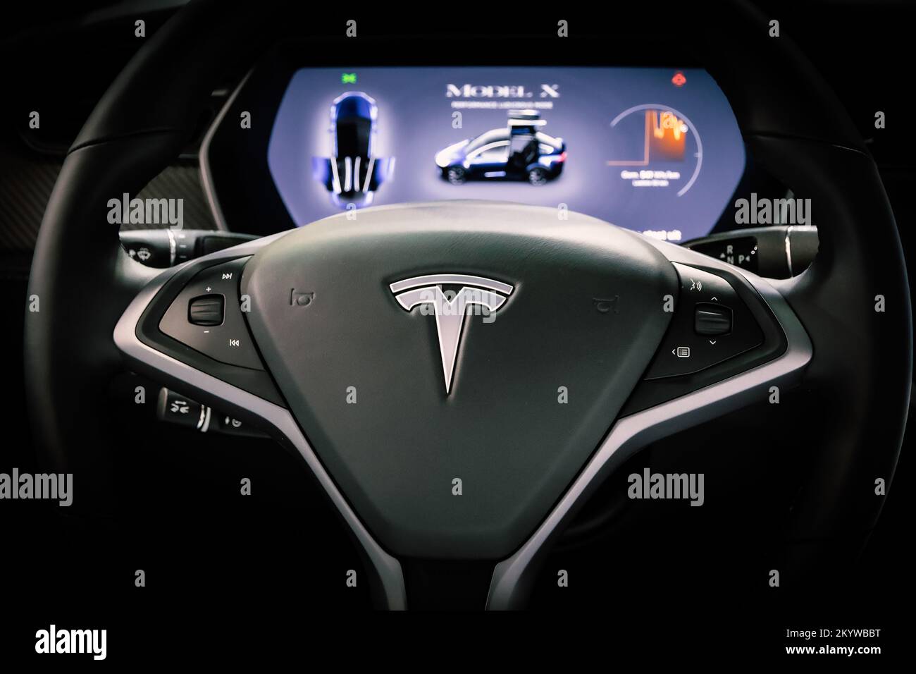 La vista del cruscotto interno del modello di vettura Tesla Model X è mostrata al Motor Show Autosalon 2020. Bruxelles, Belgio - 9 gennaio 2020. Foto Stock