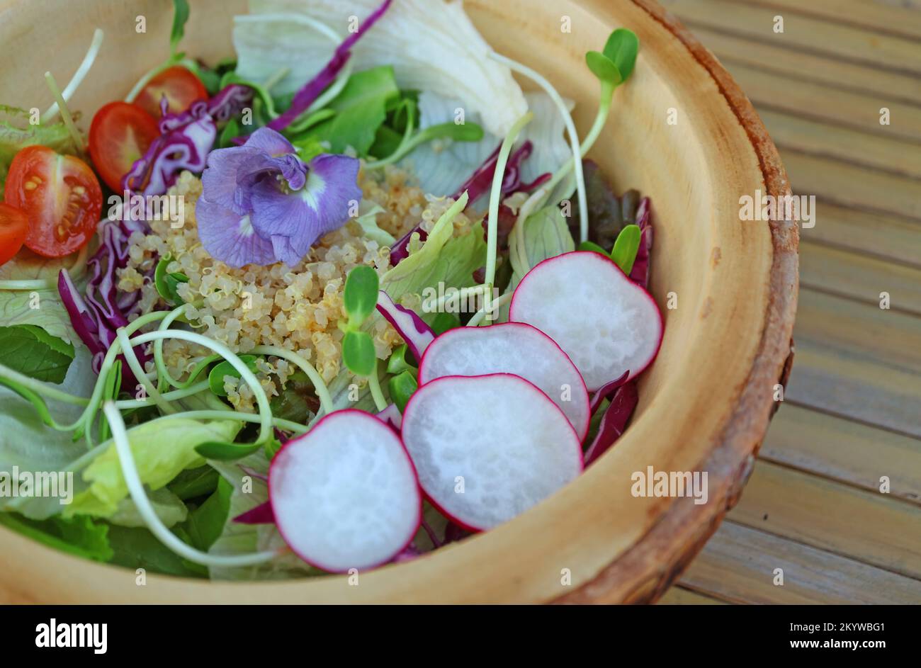 Quinoa e verdure colorate insalata in una ciotola di legno Foto Stock