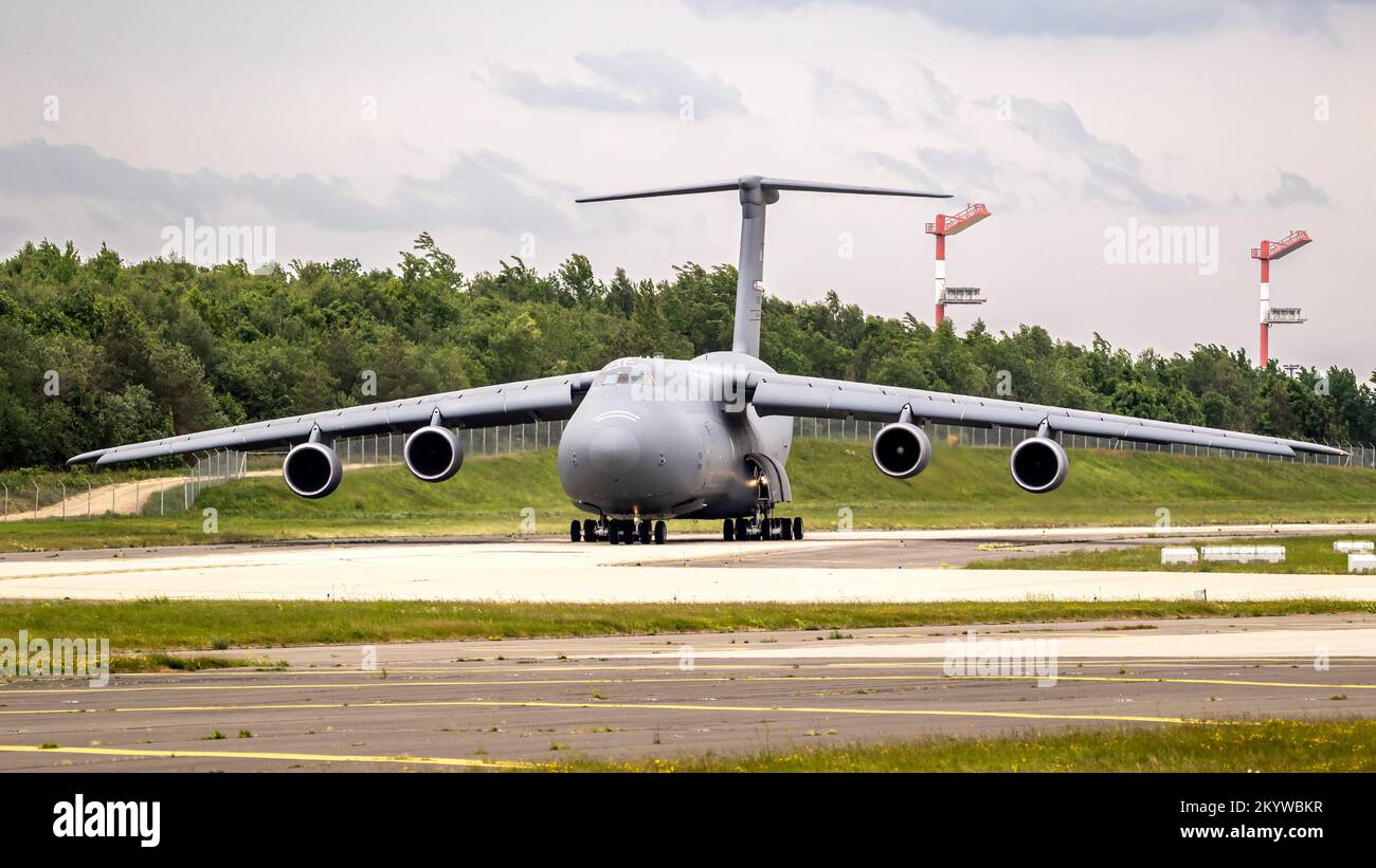 US Air Force Lockheed C-5M Galaxy trasporto aereo tassare alla pista. Spangdahlem, Germania - 16 maggio 2022 Foto Stock