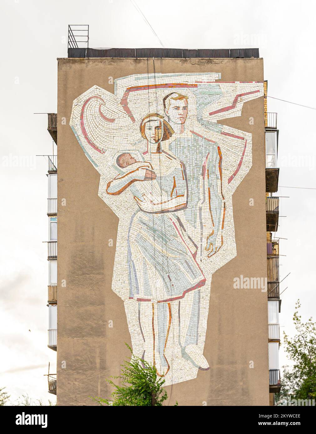 Mosaico murale in piastrelle kazake raffigurante un uomo, una donna. e neonato. Karaganda, Kazakistan. Murale sovietico - giovane coppia, famiglia con bambino Foto Stock