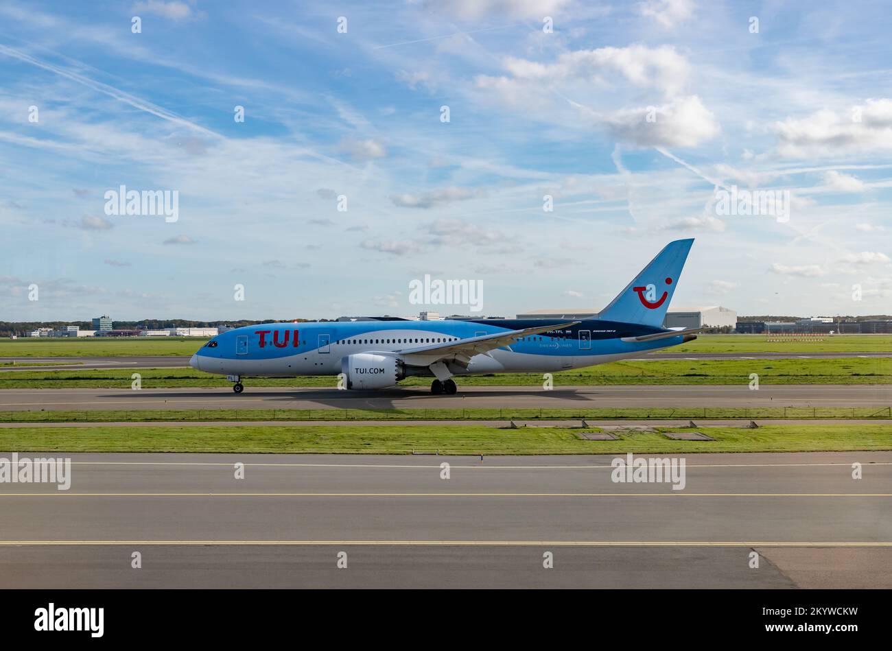 Immagine di un aereo Boeing 787-8 Dreamliner TUI sulla pista. Foto Stock