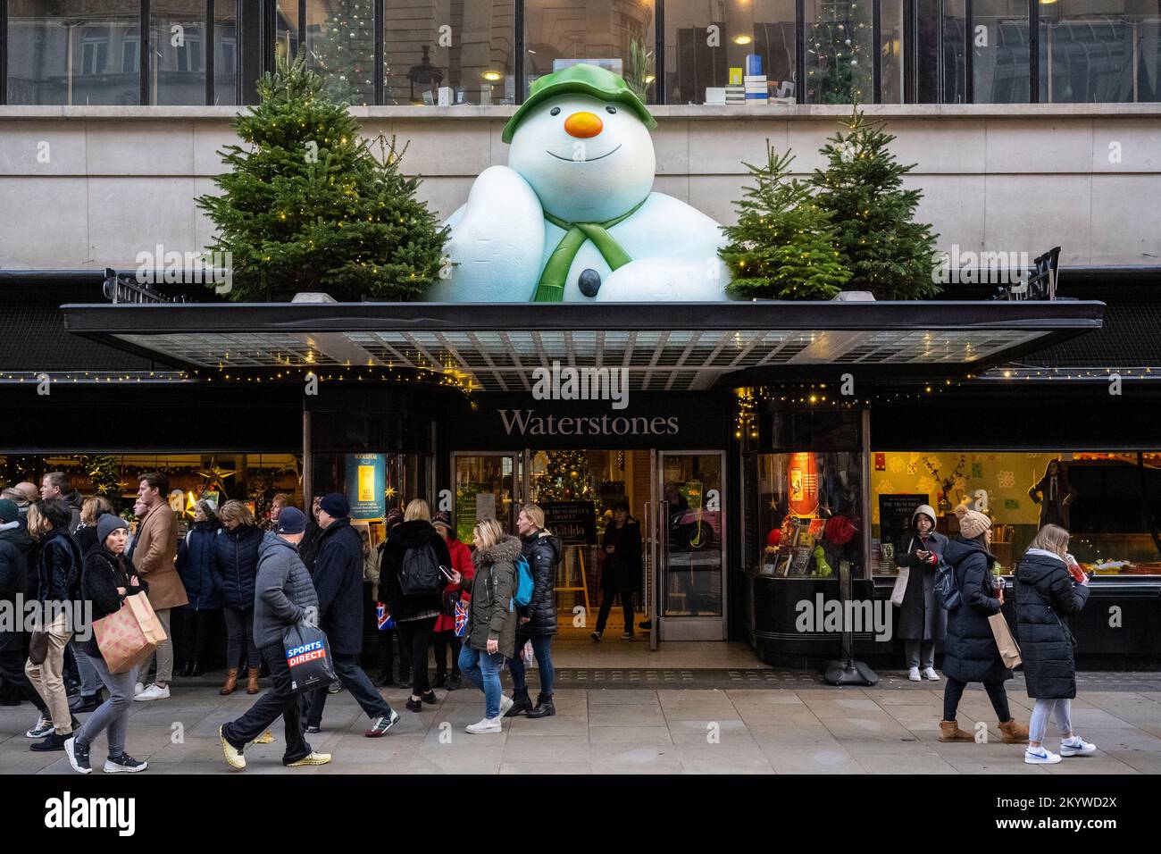 Londra, Regno Unito. 2 dicembre 2022. La gente passa la libreria Waterstones a Piccadilly il cui esterno è stato decorato per Natale con il personaggio Snowman del libro dell'autore britannico Raymond Briggs. Raymond Briggs morì nell'agosto di quest'anno all'età di 88 anni. Credit: Stephen Chung / Alamy Live News Foto Stock