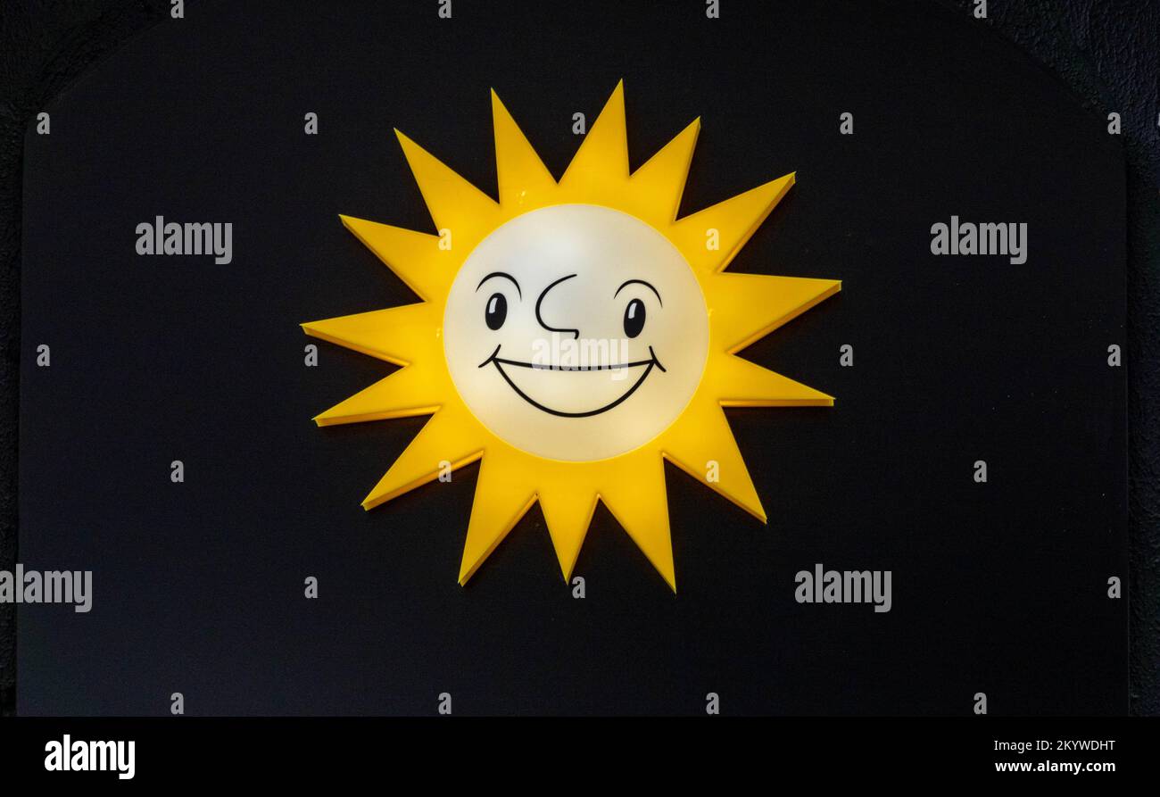Logo sorridente del sole UK Foto Stock