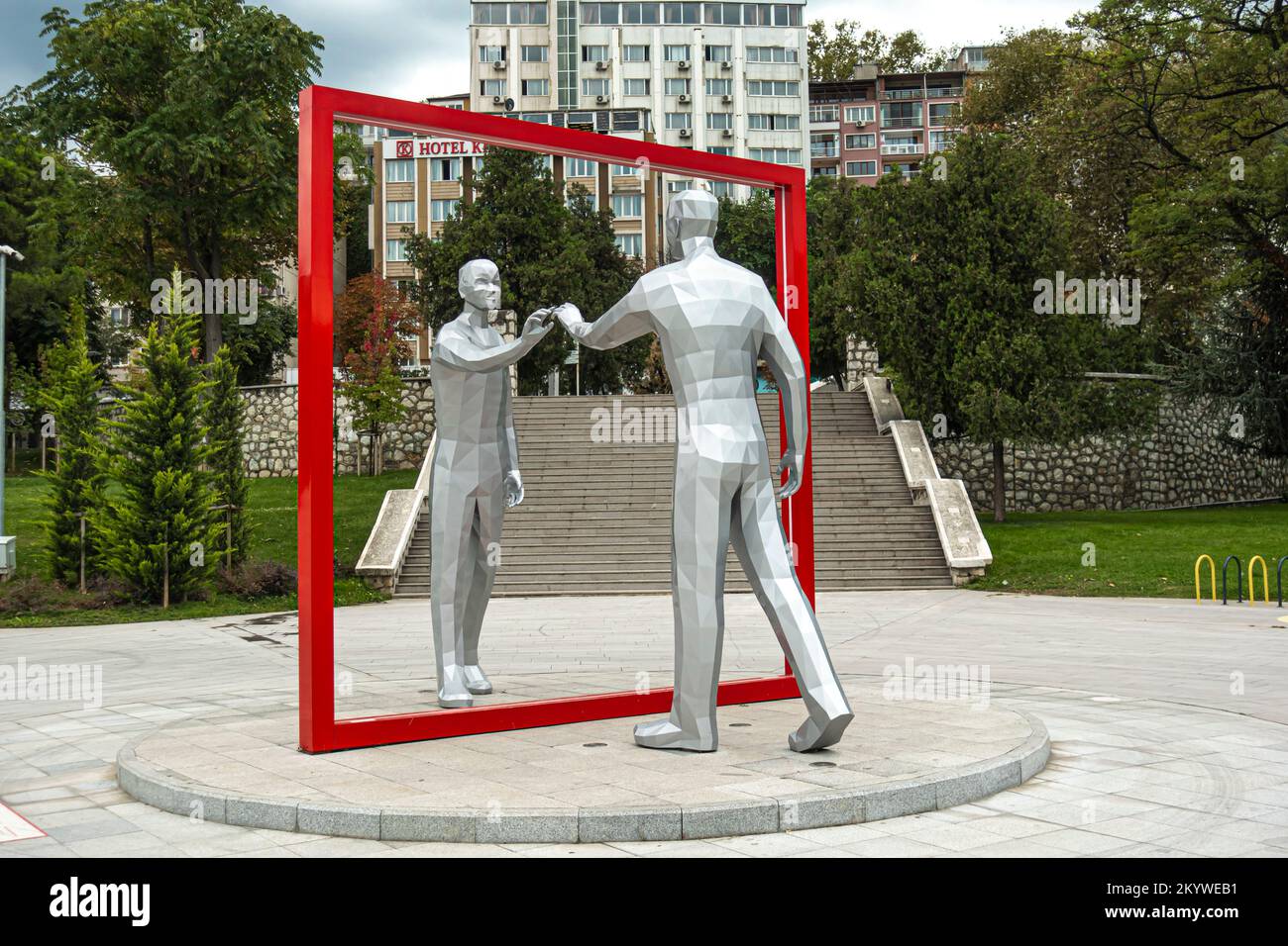 World Mirror - Mirror Man Statua, dell'artista sudcoreano Young-ho Yoo eretto nel Giardino pubblico di Bursa il 16 novembre 2020. Bursa arte, Turchia Foto Stock