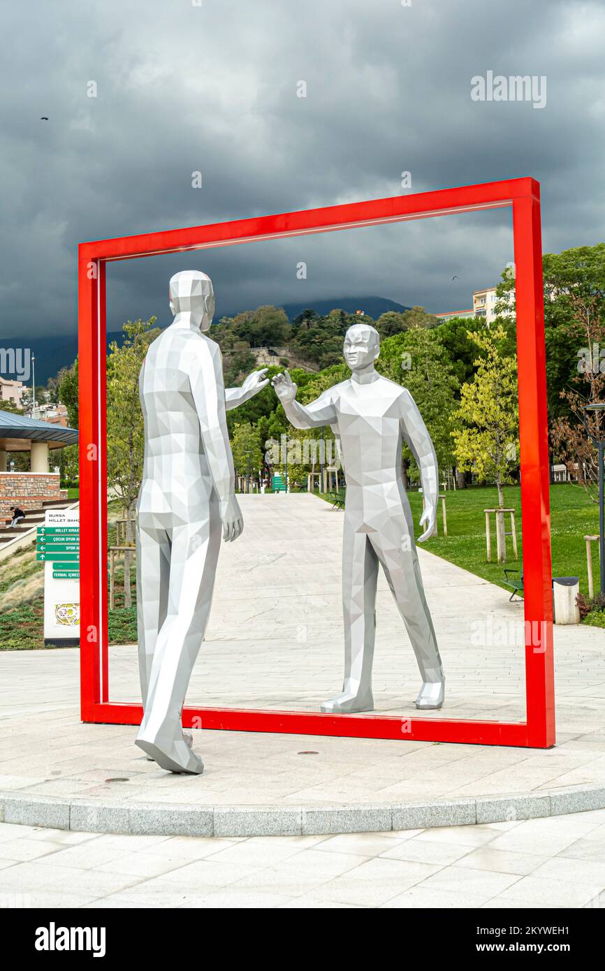 World Mirror - Mirror Man Statua, dell'artista sudcoreano Young-ho Yoo eretto nel Giardino pubblico di Bursa il 16 novembre 2020. Bursa arte, Turchia Foto Stock