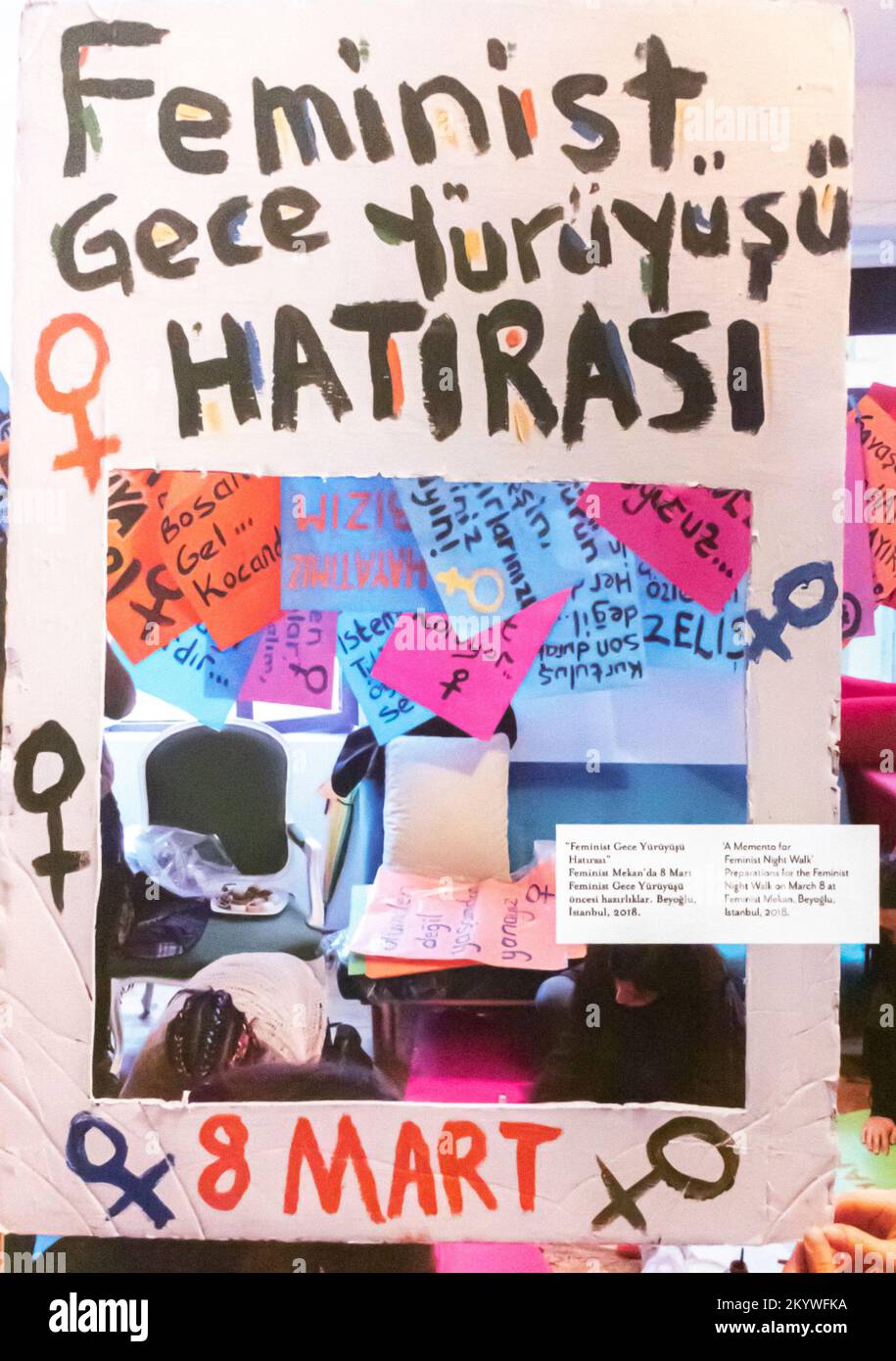 Un ricordo per la camminata notturna femminista il 8 marzo al mekan Beyouglu.Istanbul 2018. Progetto di memoria femminista. Pera museo Istanbul Turchia Foto Stock