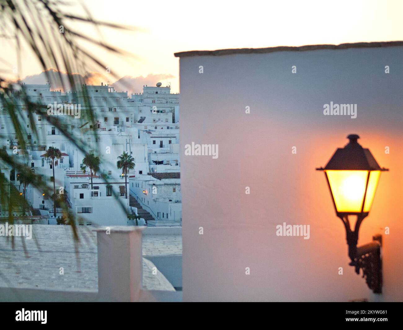 Le luci della sera si accendono nella città di Vejer de la Frontera Foto Stock
